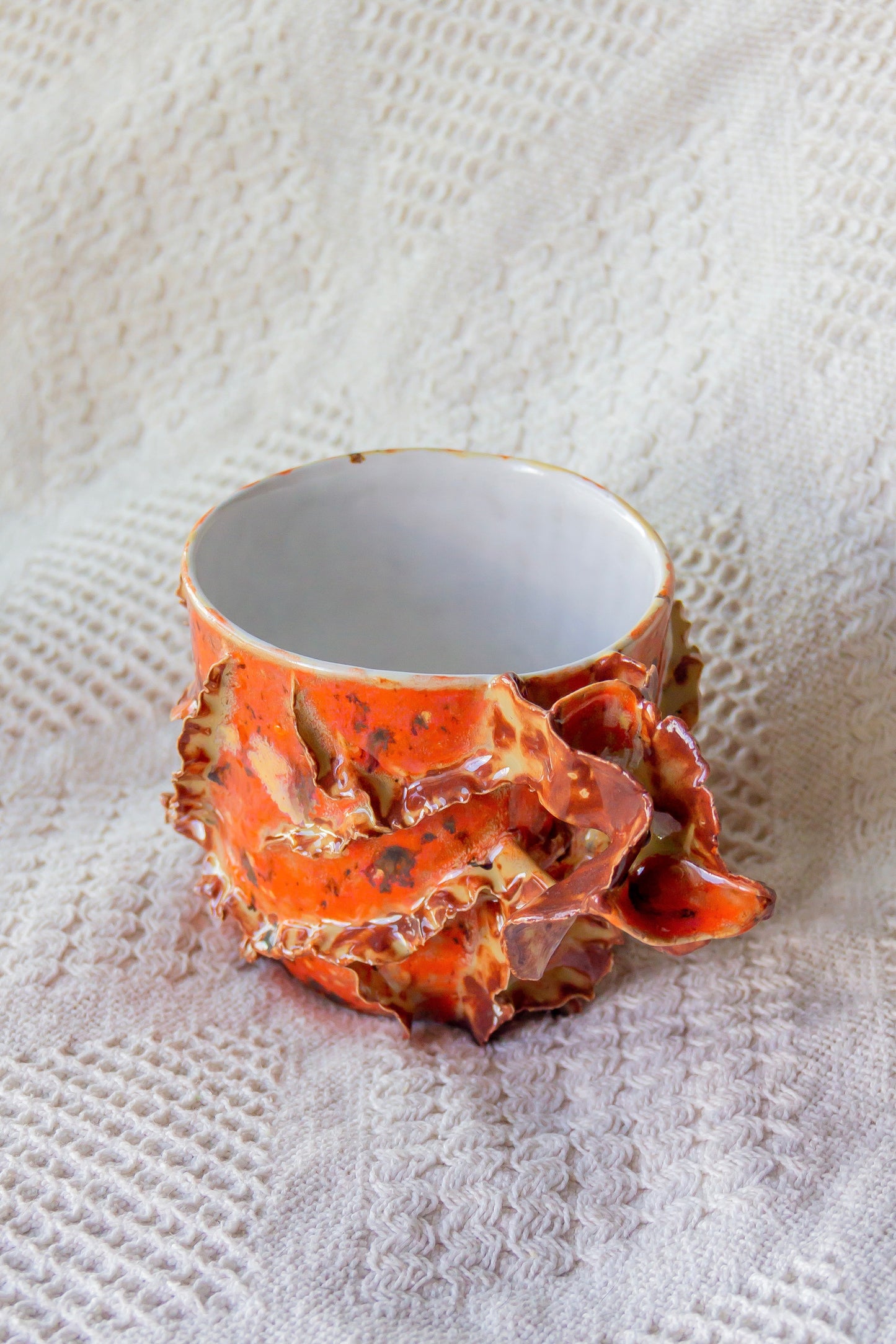 Kubek ceramiczny “Laminari” biało-pomarańczowy