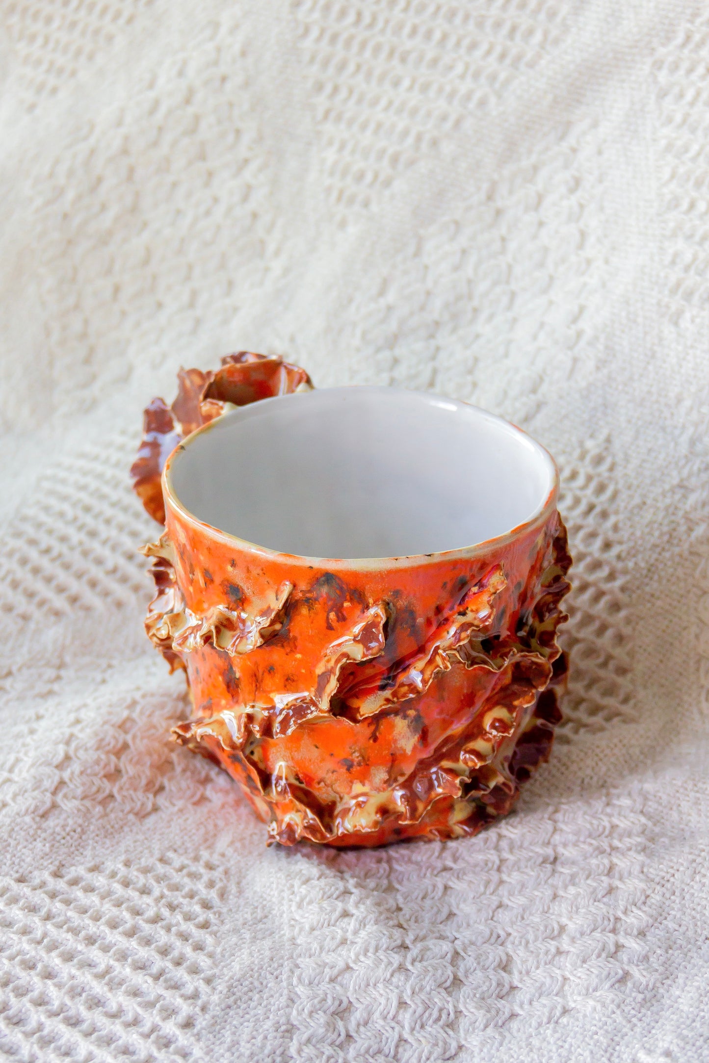 Kubek ceramiczny “Laminari” biało-pomarańczowy