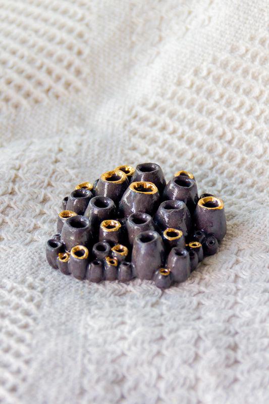 Rzeźba ceramiczna “Ascydia” czarna ze złoceniem