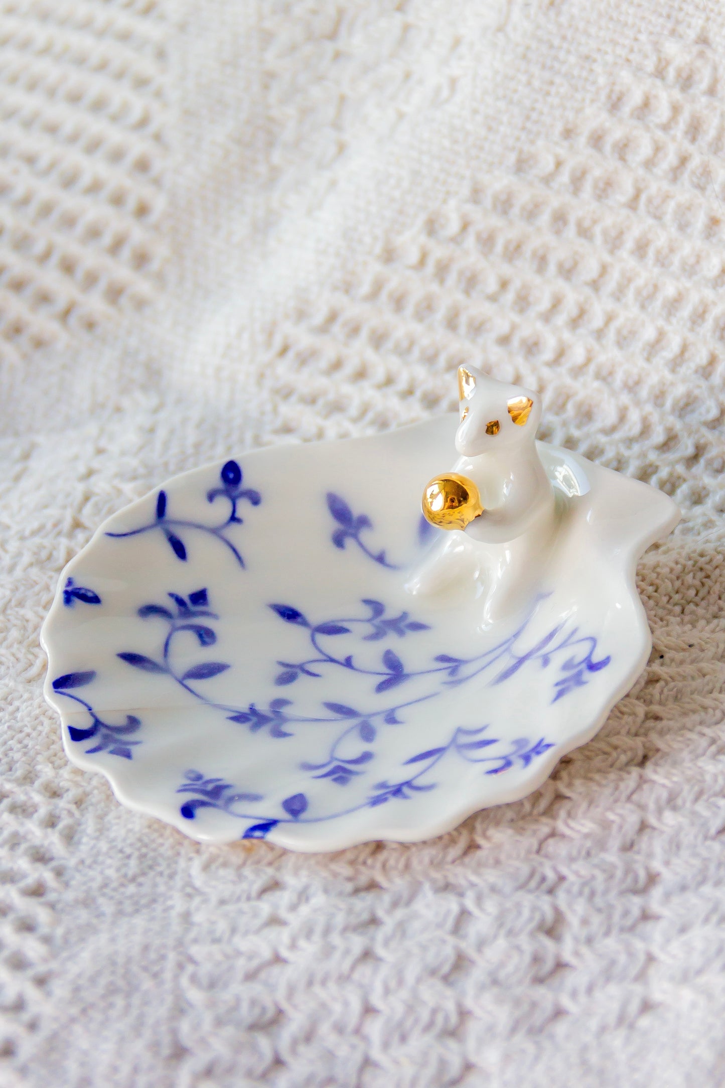 Muszla porcelanowa z werlingiem ze złoceniem