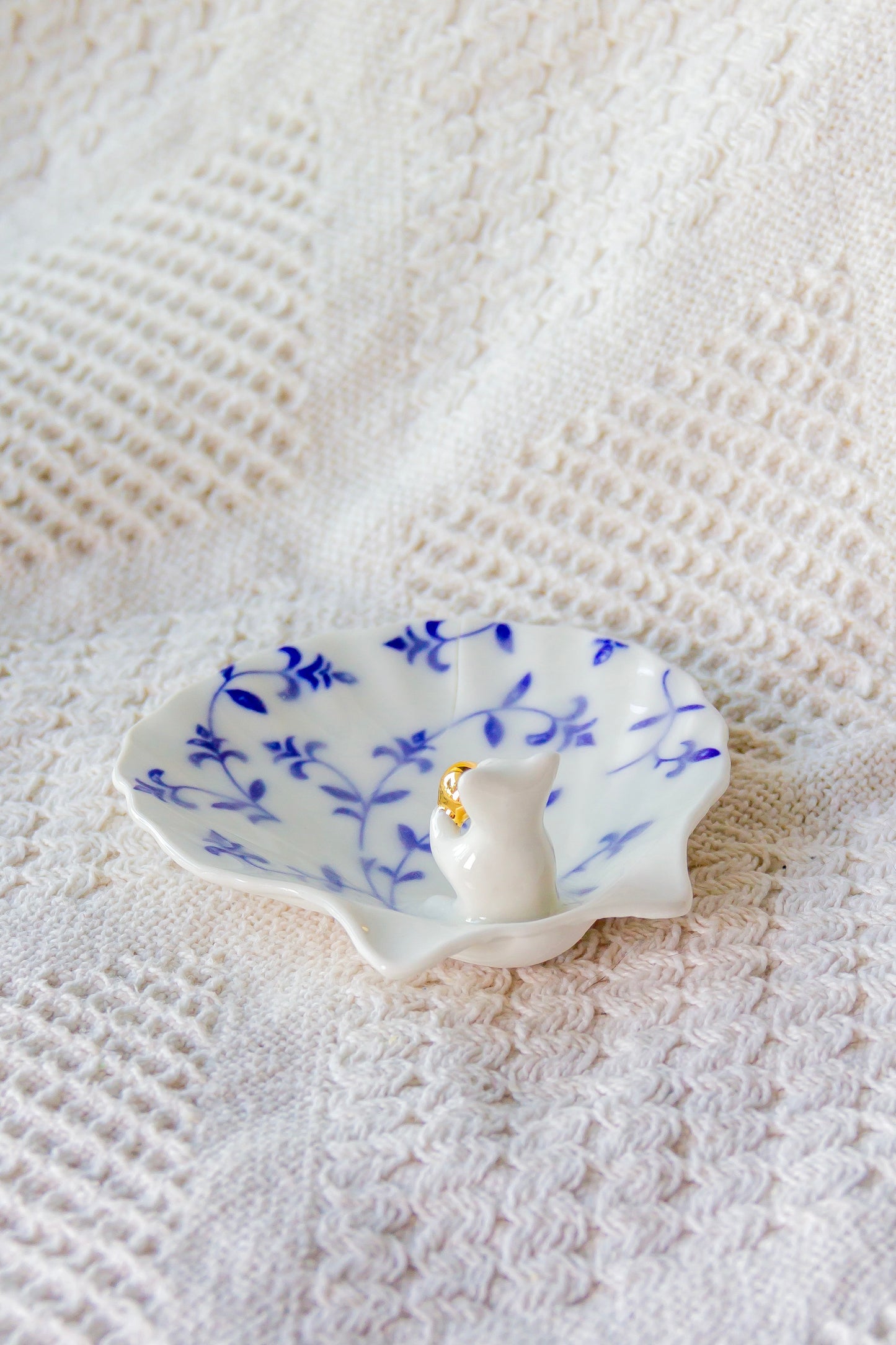 Muszla porcelanowa z werlingiem ze złoceniem