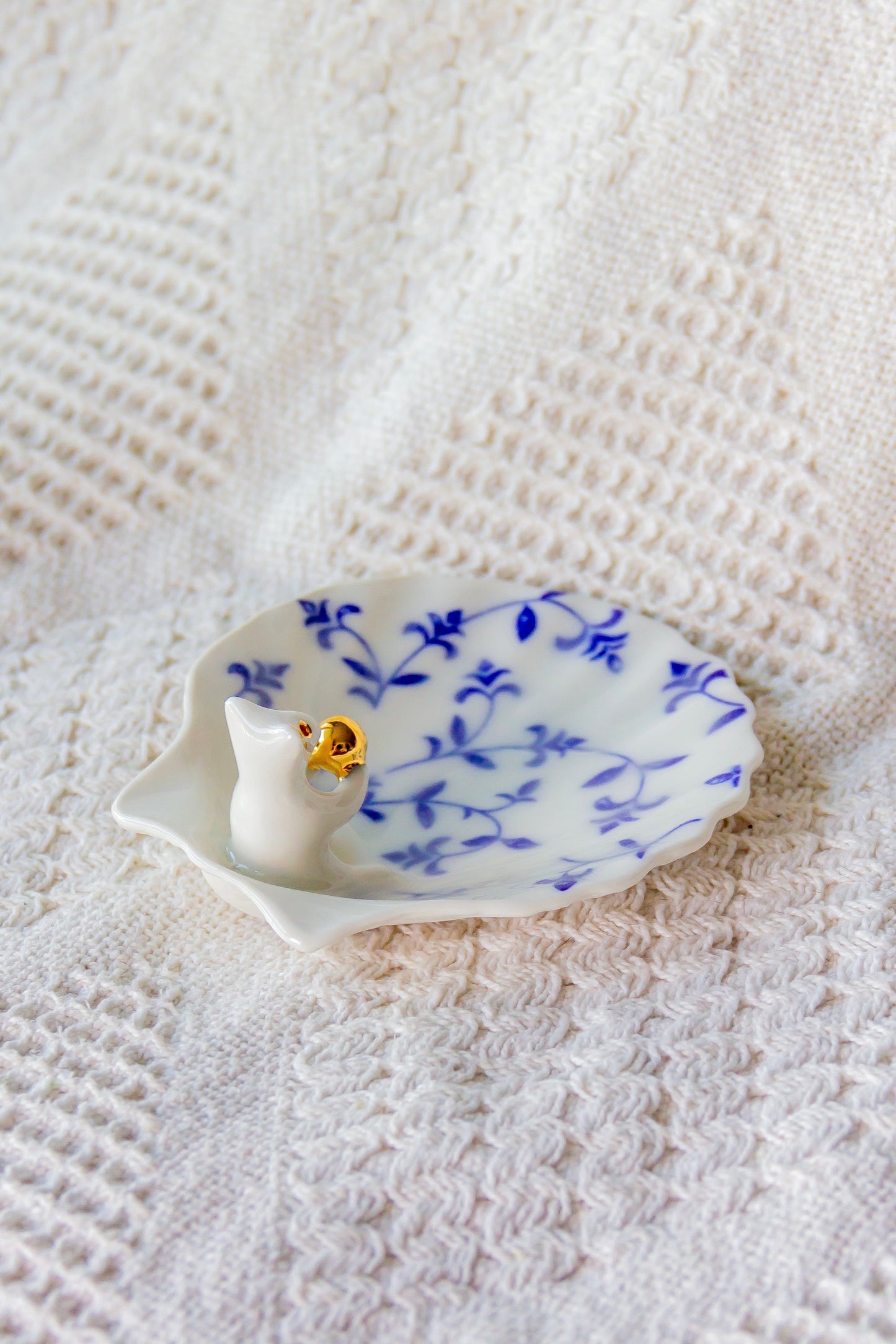 Muszla porcelanowa z werlingiem ze złoceniem