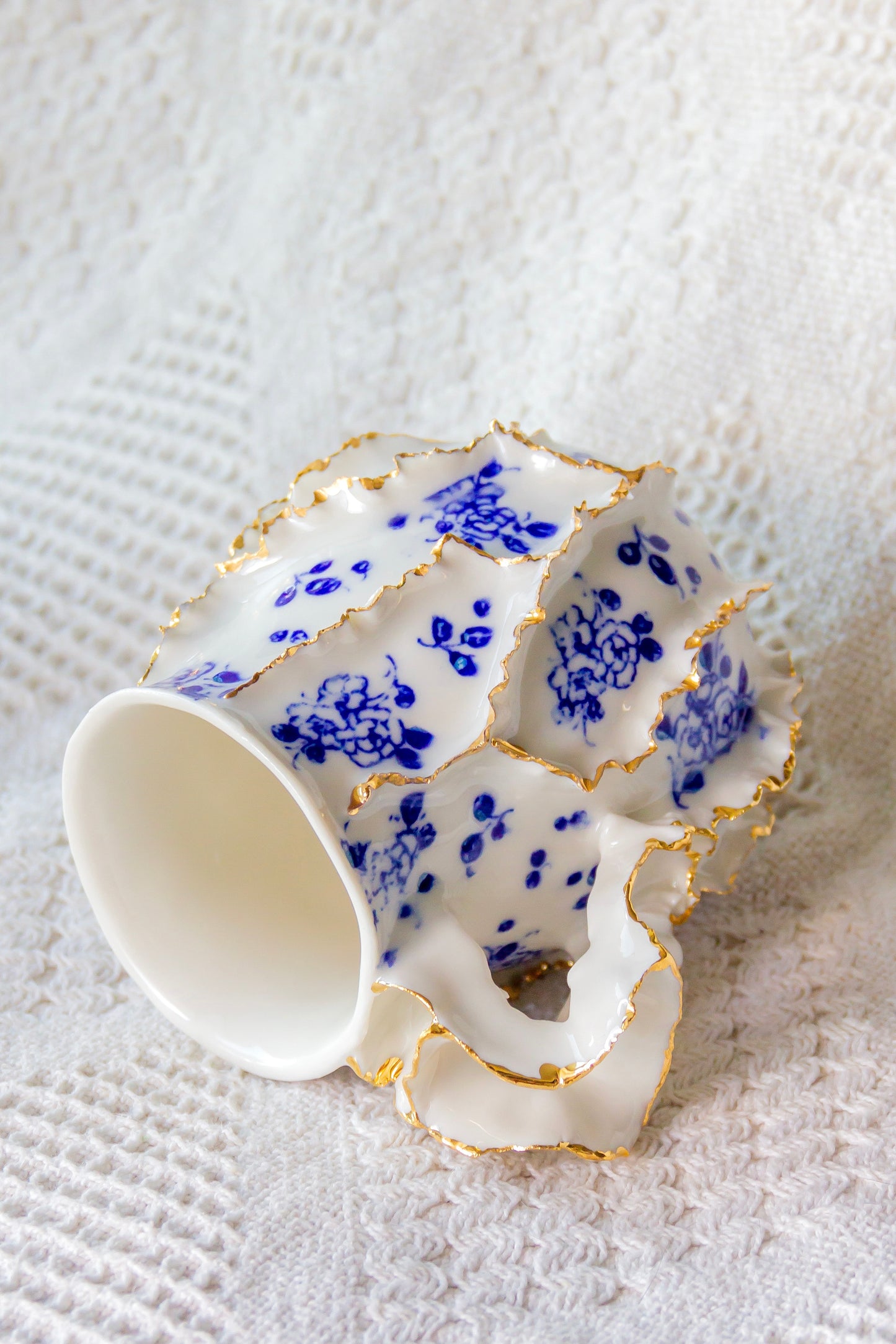 Kubek porcelanowy „Laminari” ze złoceniem