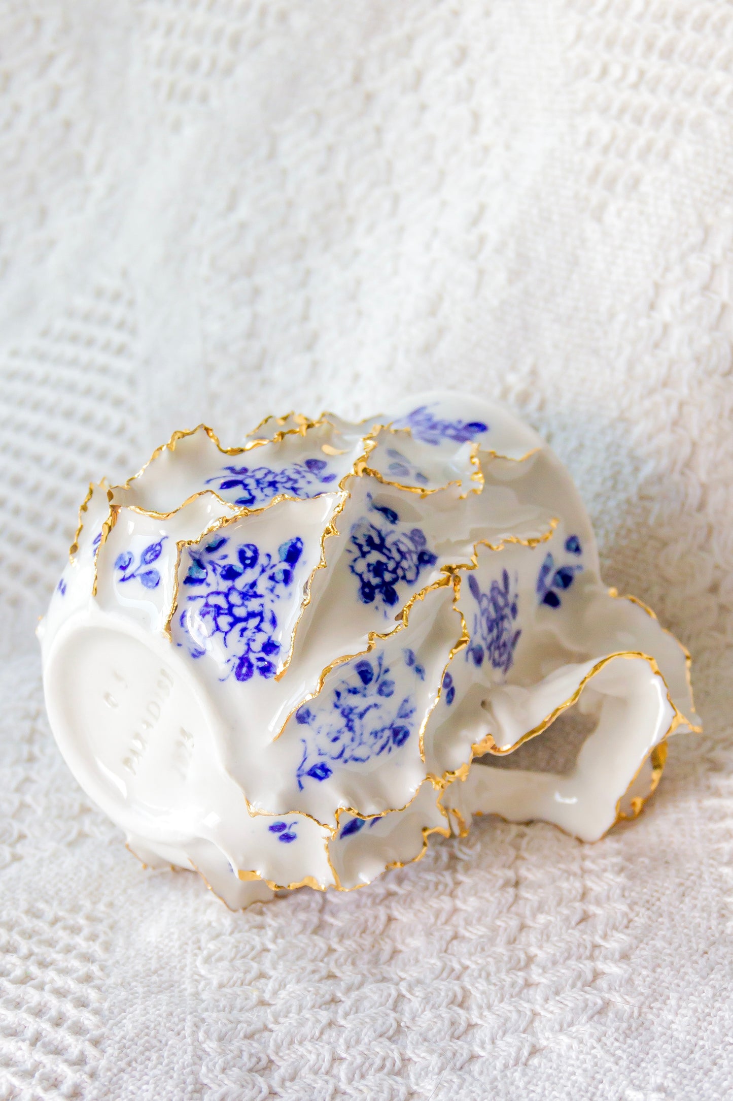 Kubek porcelanowy „Laminari” ze złoceniem