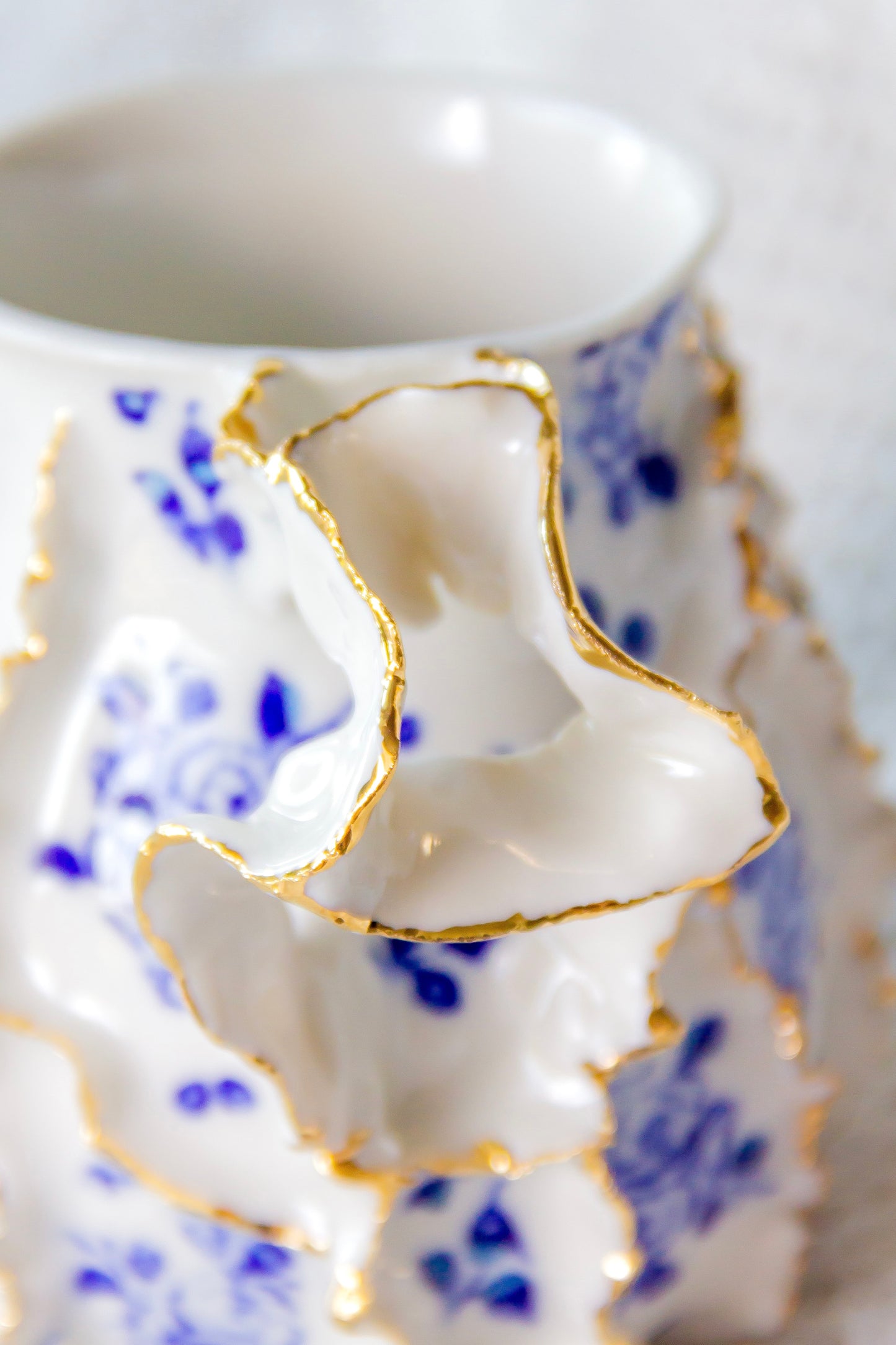 Kubek porcelanowy „Laminari” ze złoceniem