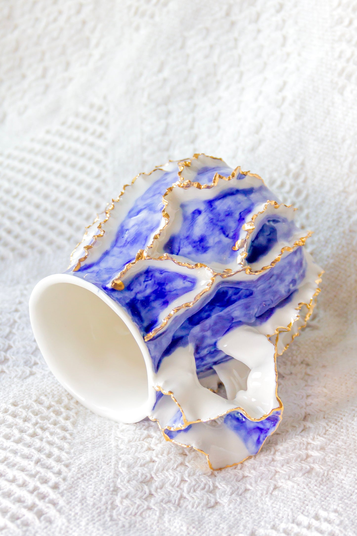 Kubek porcelanowy „Laminari” ze złoceniem