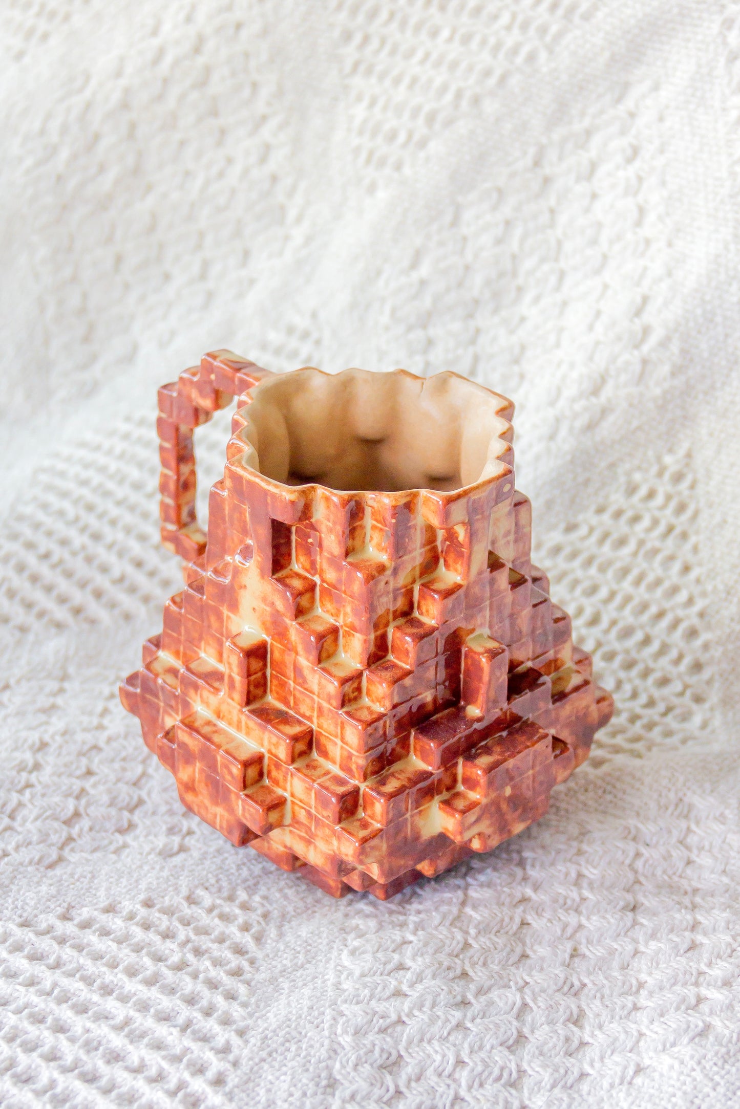 Kubek ceramiczny «8-Bit» brązowo-beżowy