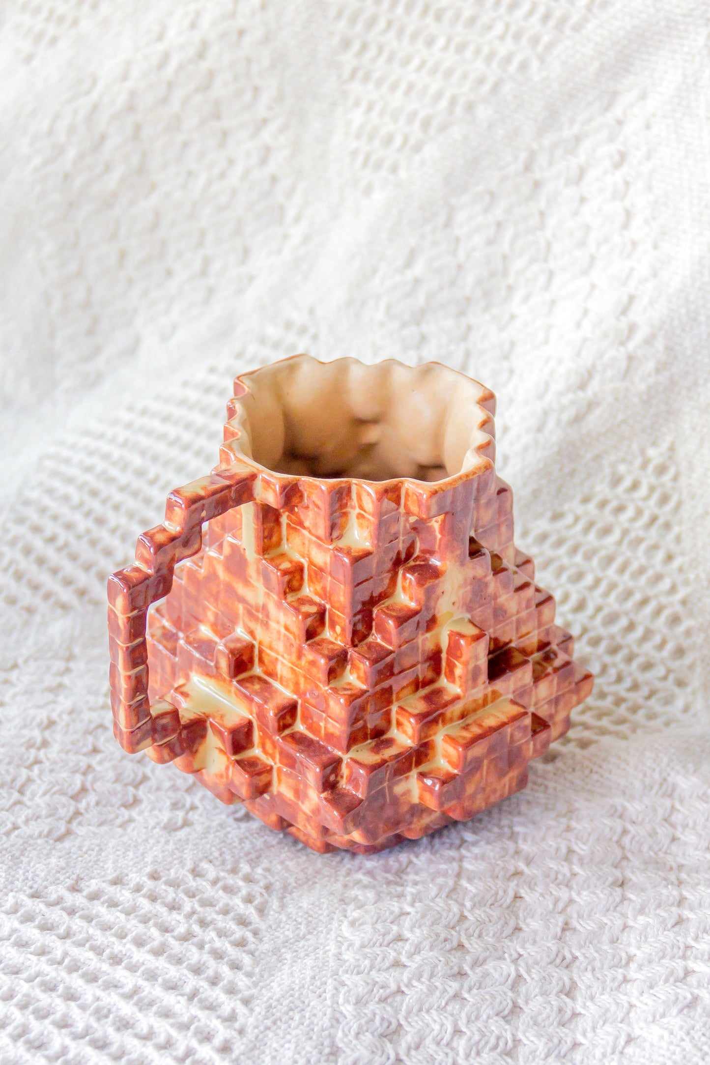 Kubek ceramiczny «8-Bit» brązowo-beżowy