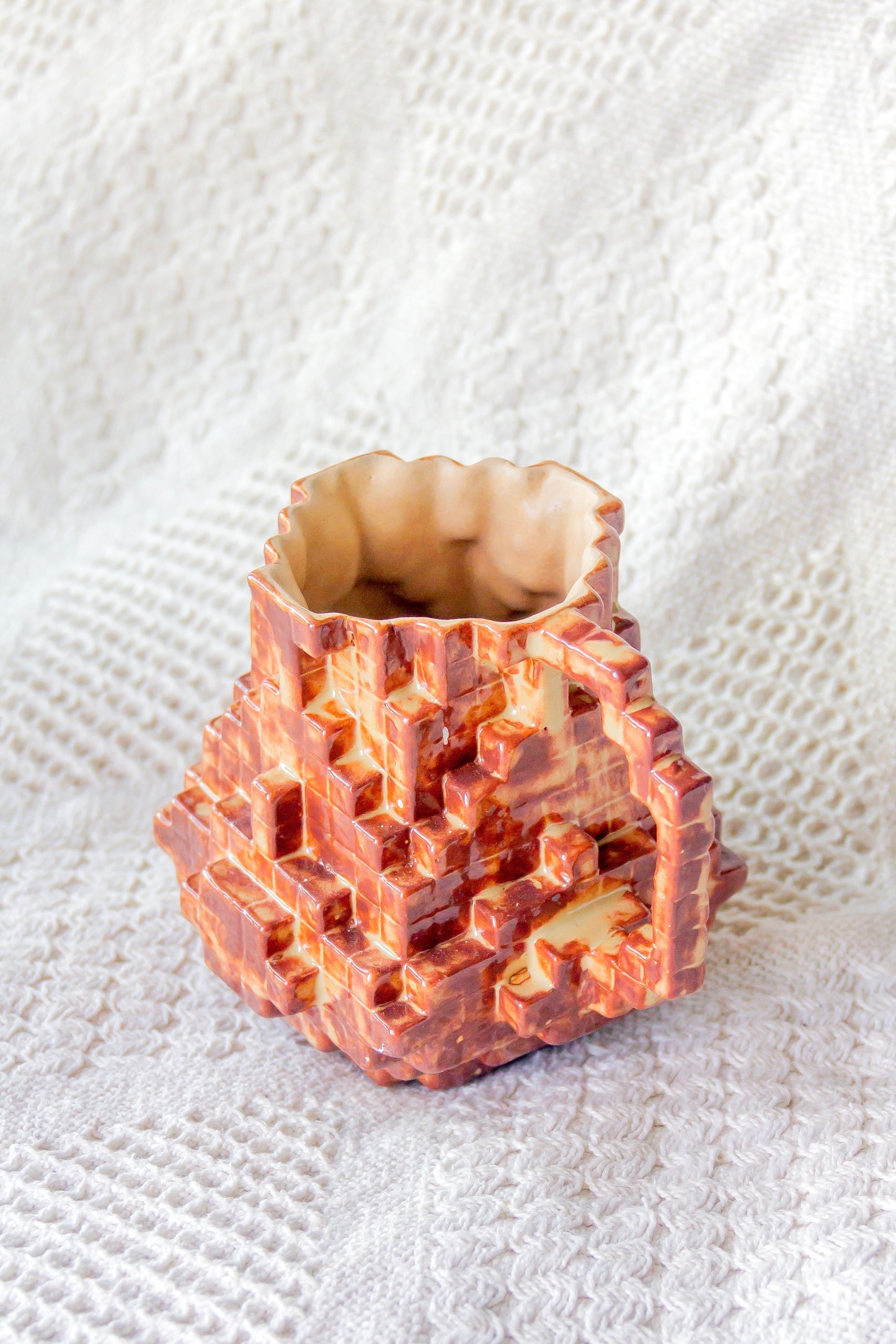 Kubek ceramiczny «8-Bit» brązowo-beżowy