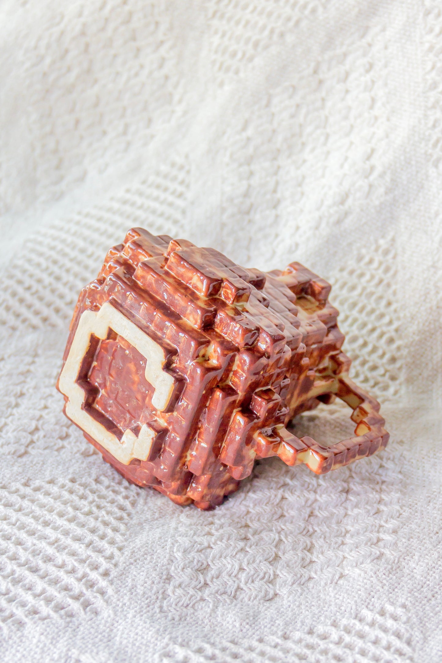 Kubek ceramiczny «8-Bit» brązowo-beżowy