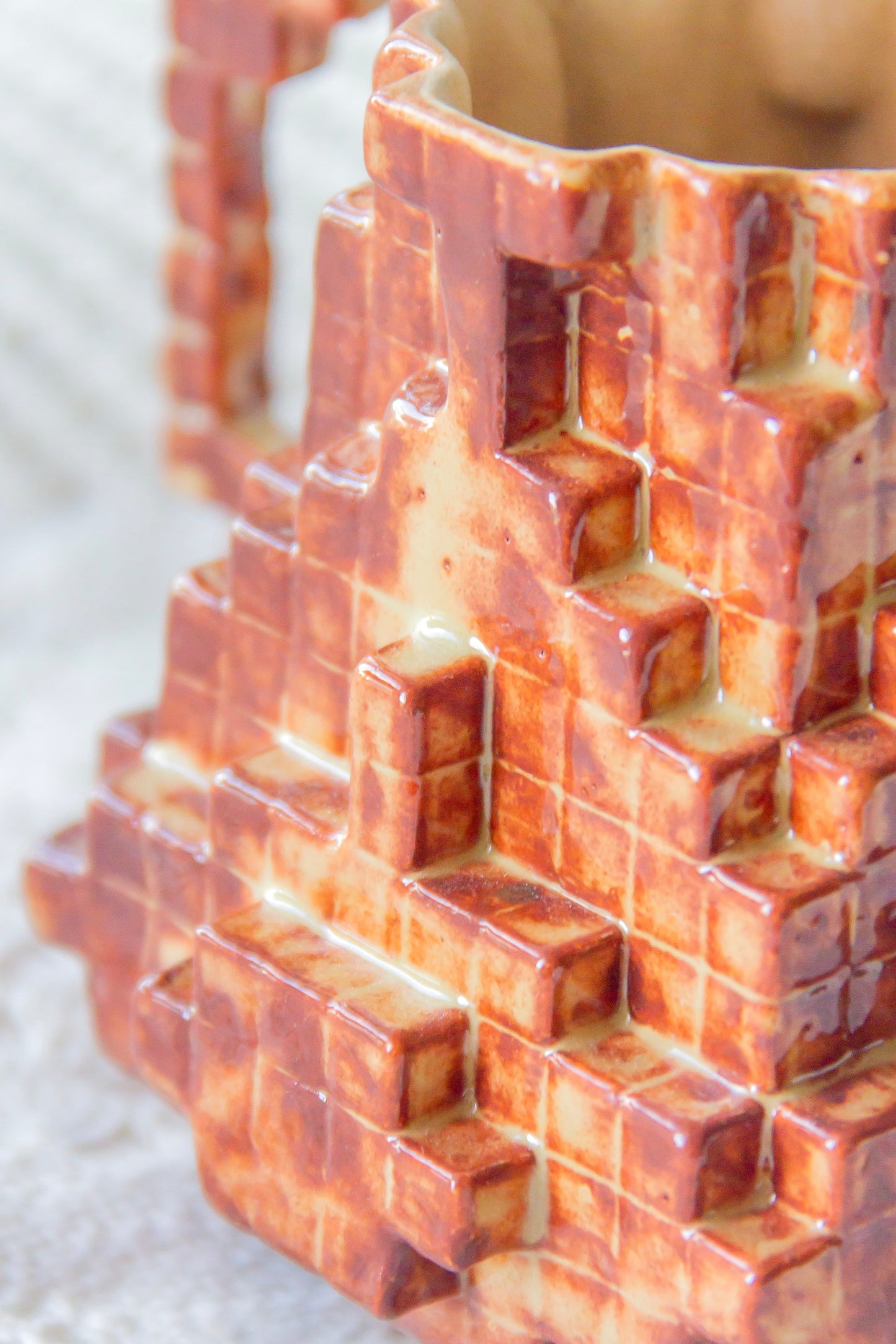 Kubek ceramiczny «8-Bit» brązowo-beżowy