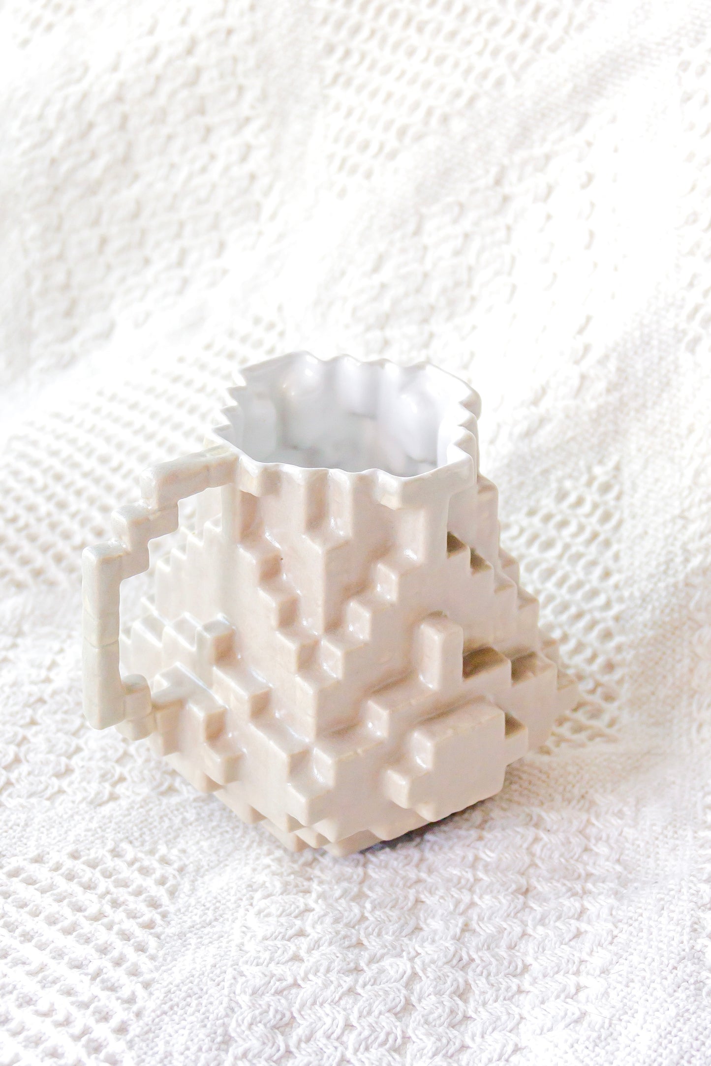Kubek ceramiczny «8-Bit» szaro-beżowy