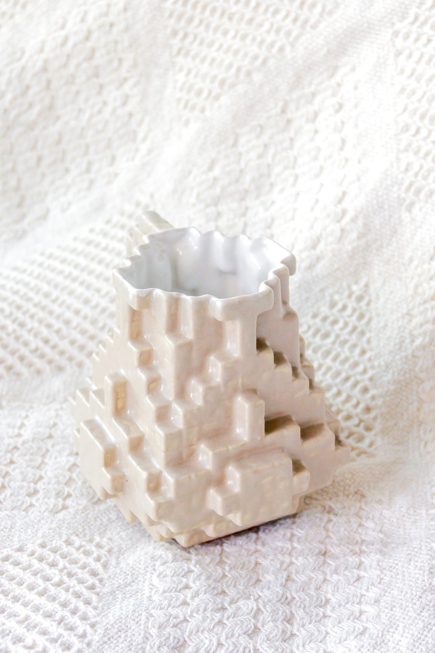 Kubek ceramiczny «8-Bit» szaro-beżowy
