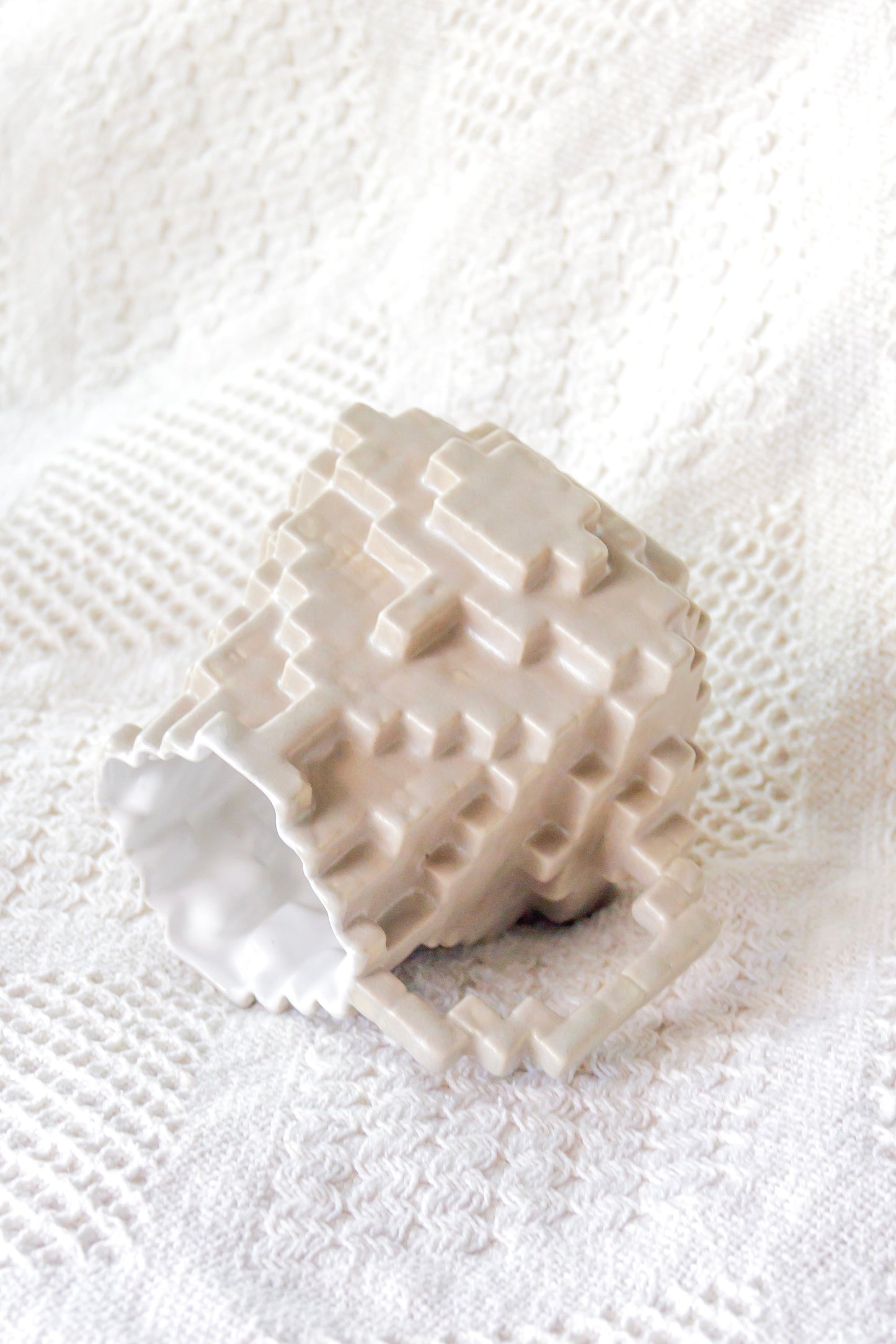 Kubek ceramiczny «8-Bit» szaro-beżowy