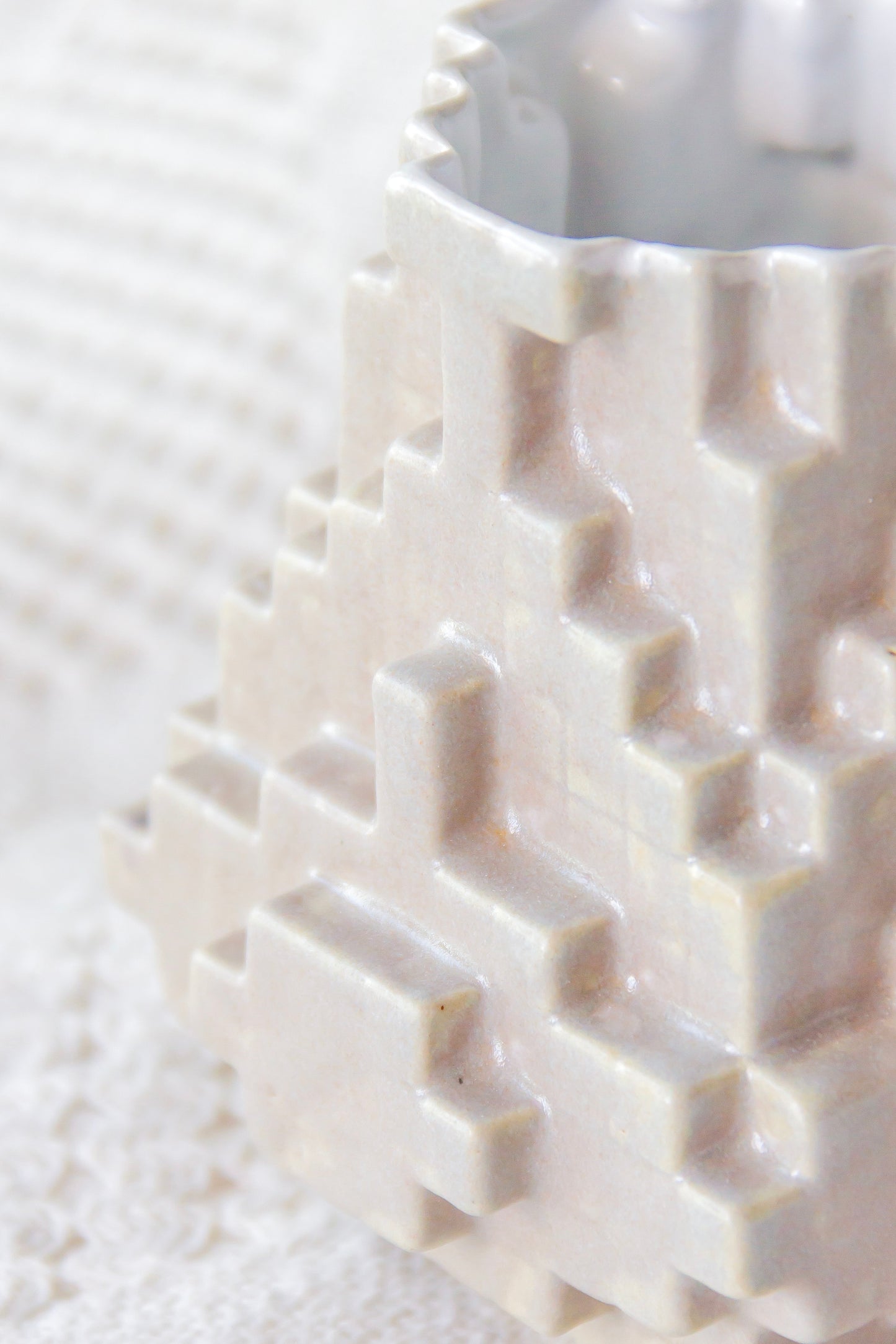 Kubek ceramiczny «8-Bit» szaro-beżowy