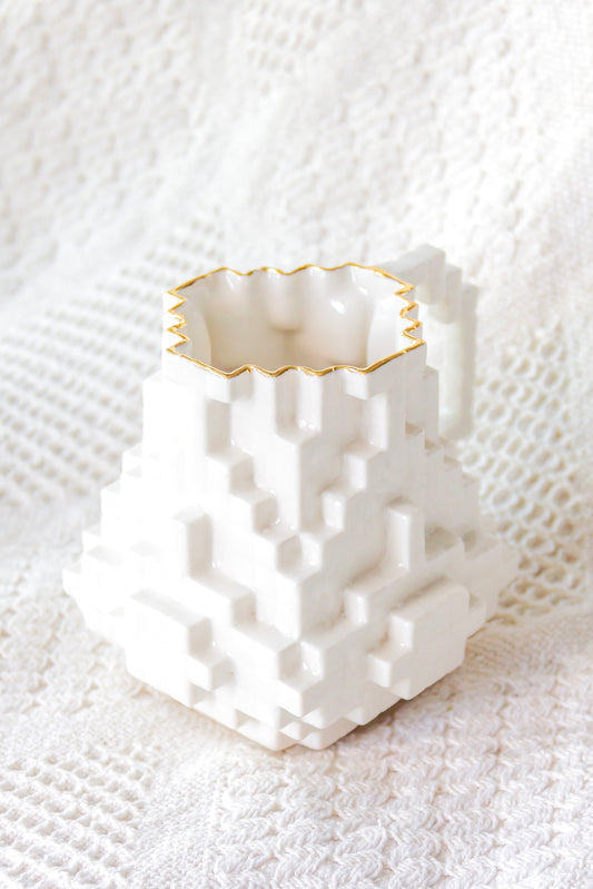 Kubek porcelanowy «8-Bit» biały ze złoceniem