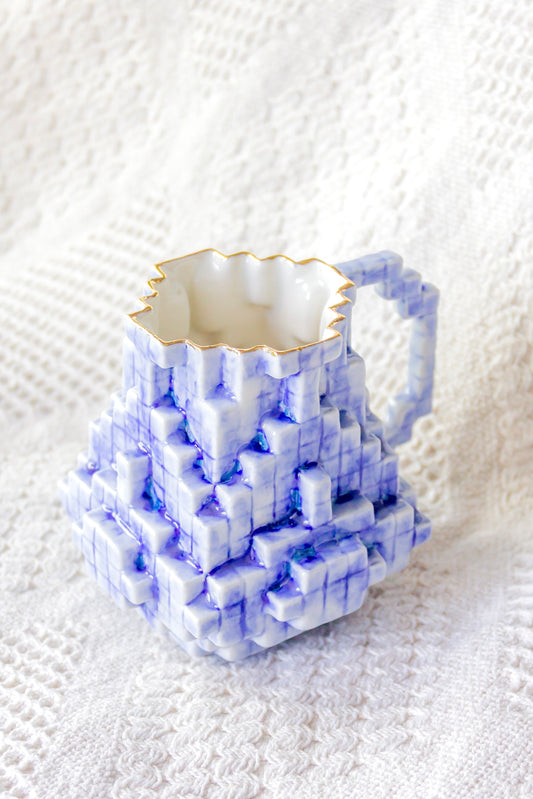 Kubek porcelanowy «8-Bit» biało-granatowy ze złoceniem