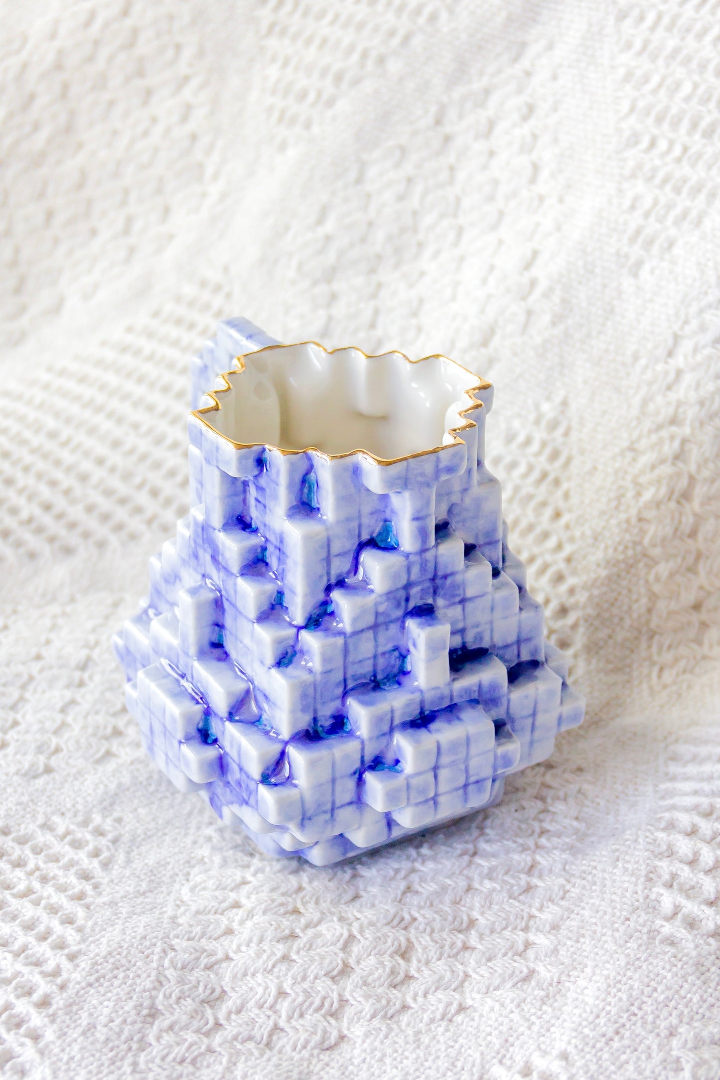 Kubek porcelanowy «8-Bit» biało-granatowy ze złoceniem