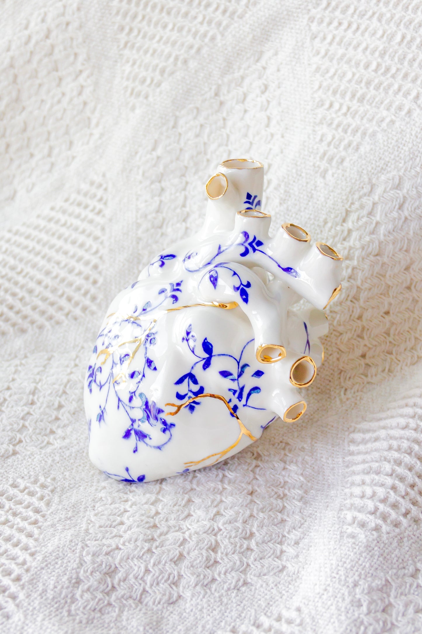 Coeur en porcelaine bleu marine plaqué or