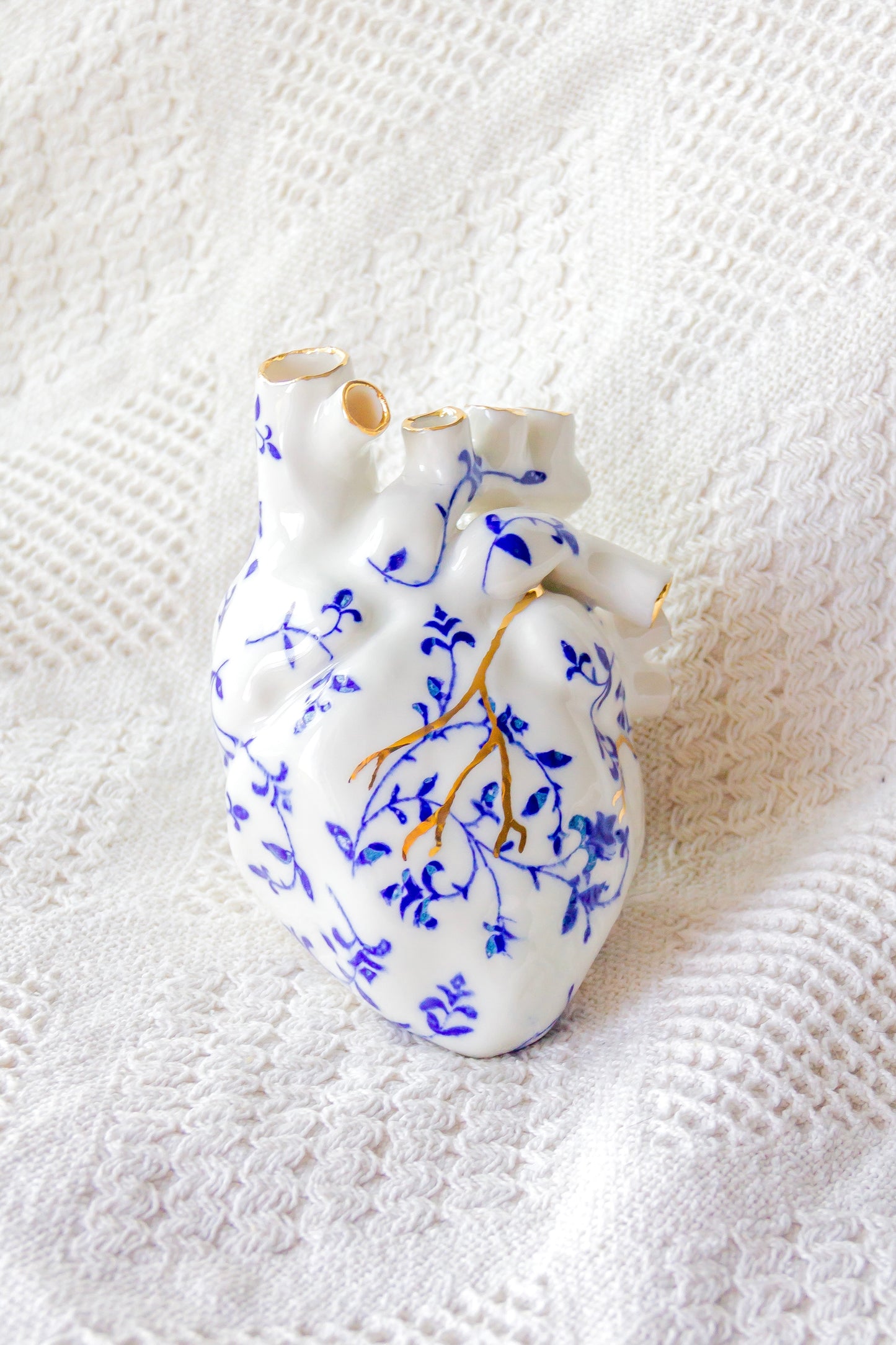 Coeur en porcelaine bleu marine plaqué or