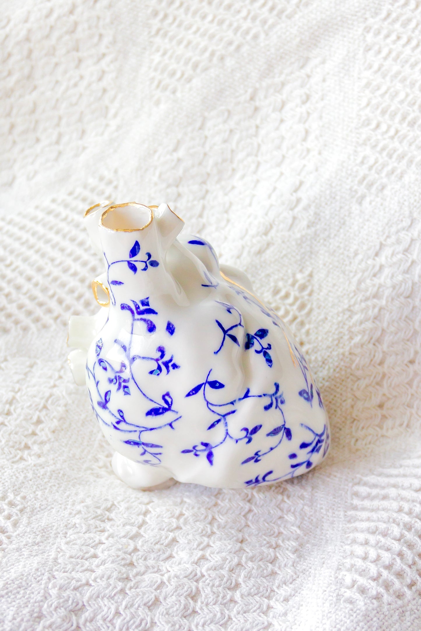 Coeur en porcelaine bleu marine plaqué or