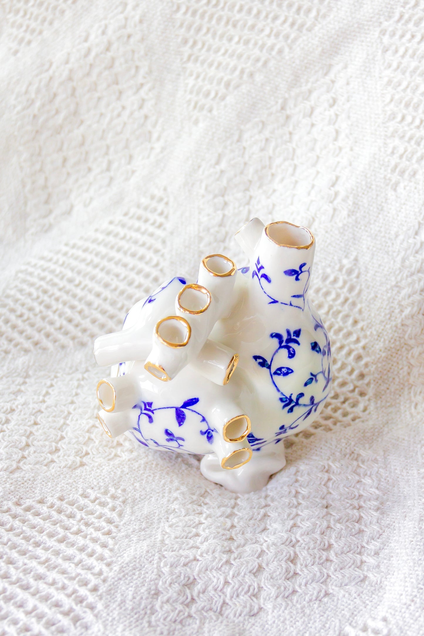 Coeur en porcelaine bleu marine plaqué or
