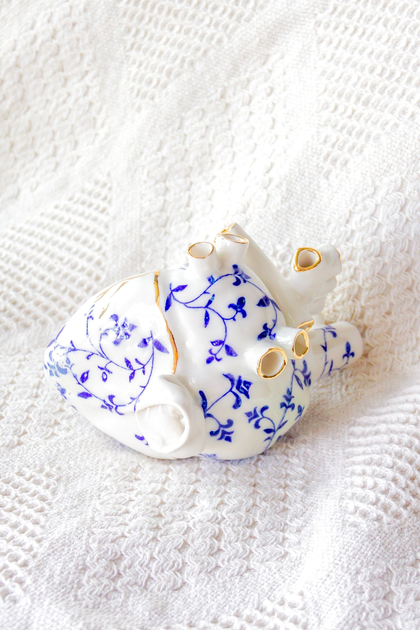 Coeur en porcelaine bleu marine plaqué or