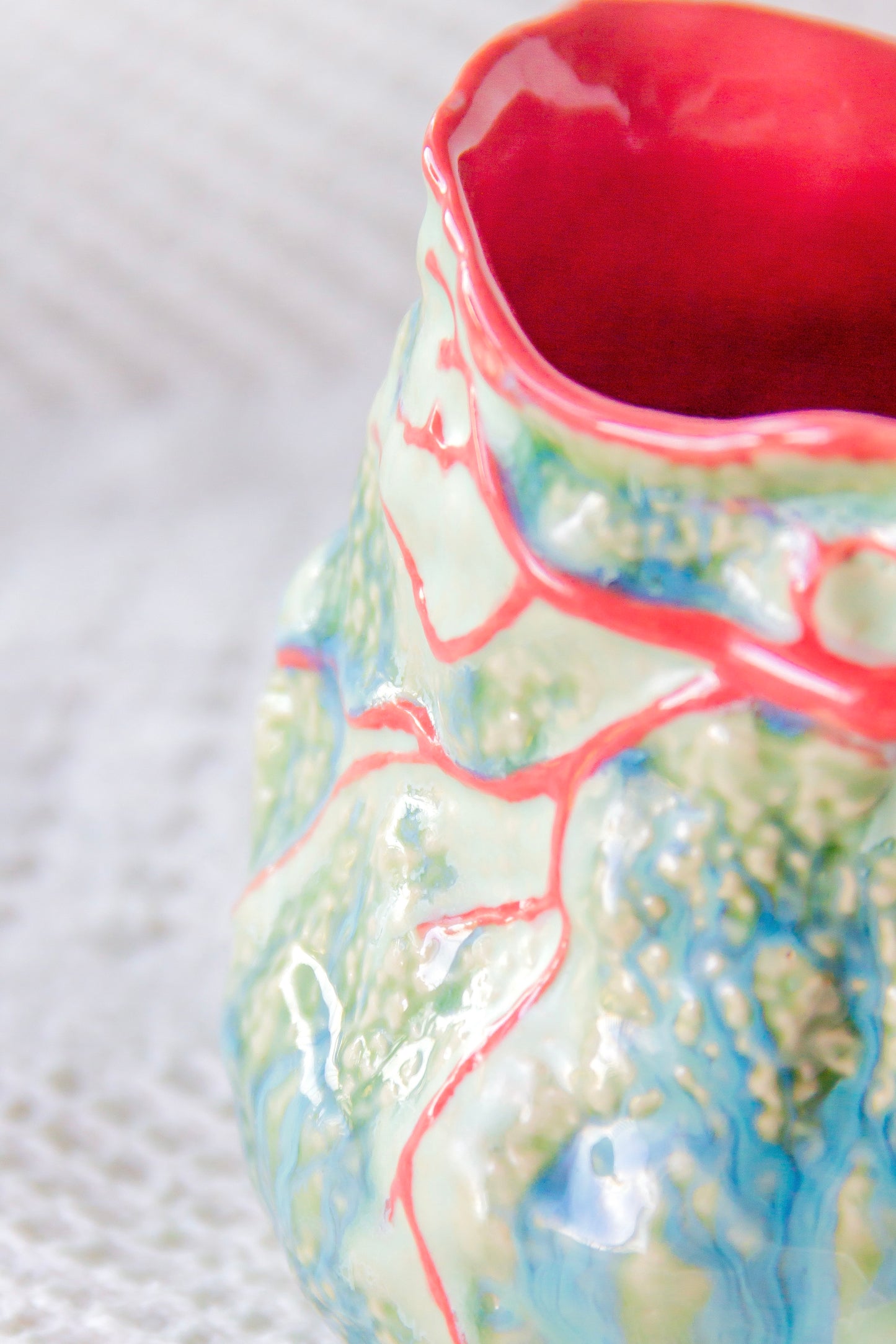 Kubek ceramiczny “Couroupita” zielono-malinowy
