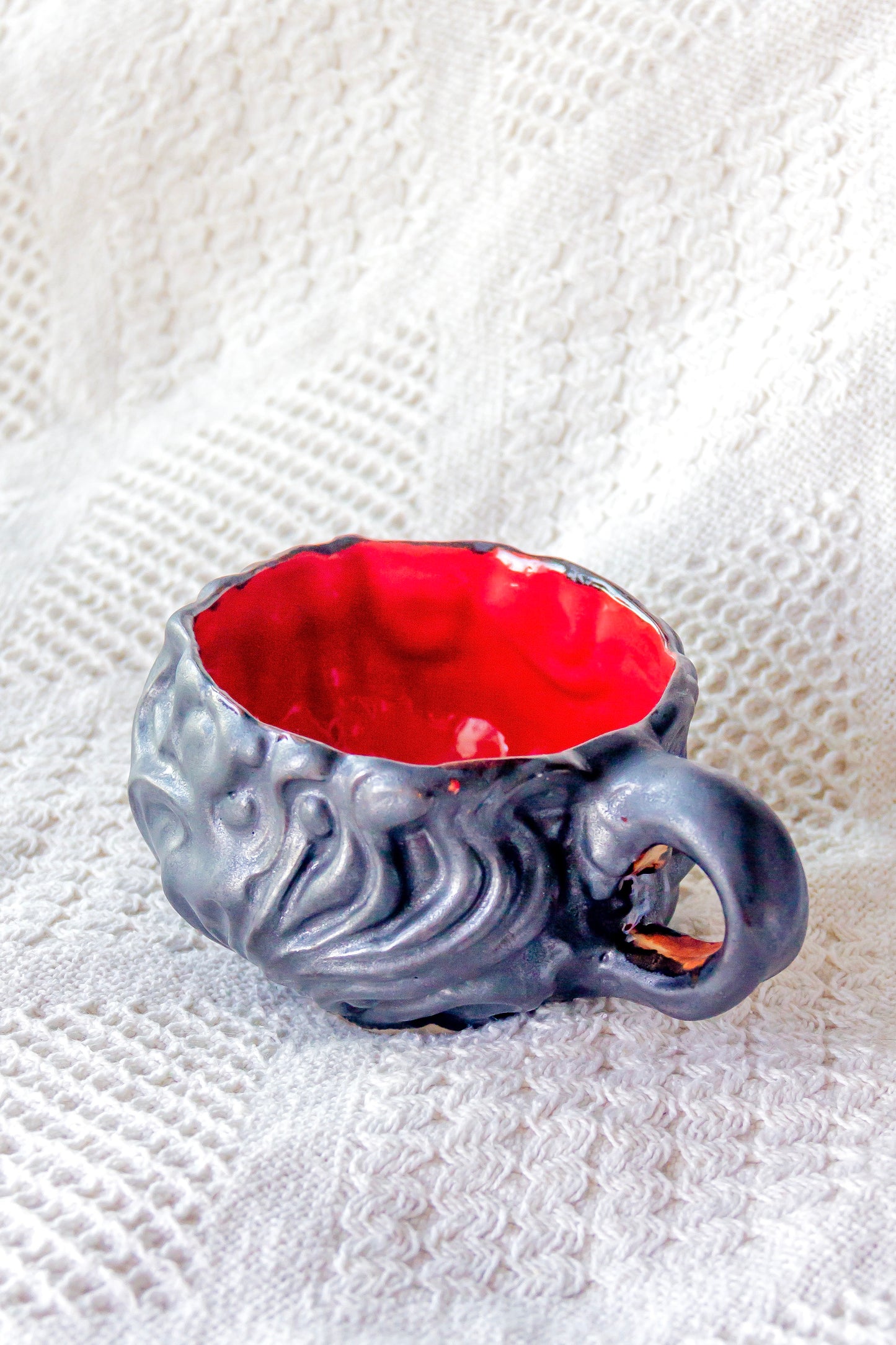 Filiżanka ceramiczna “Kurtina” czarno-czerwona