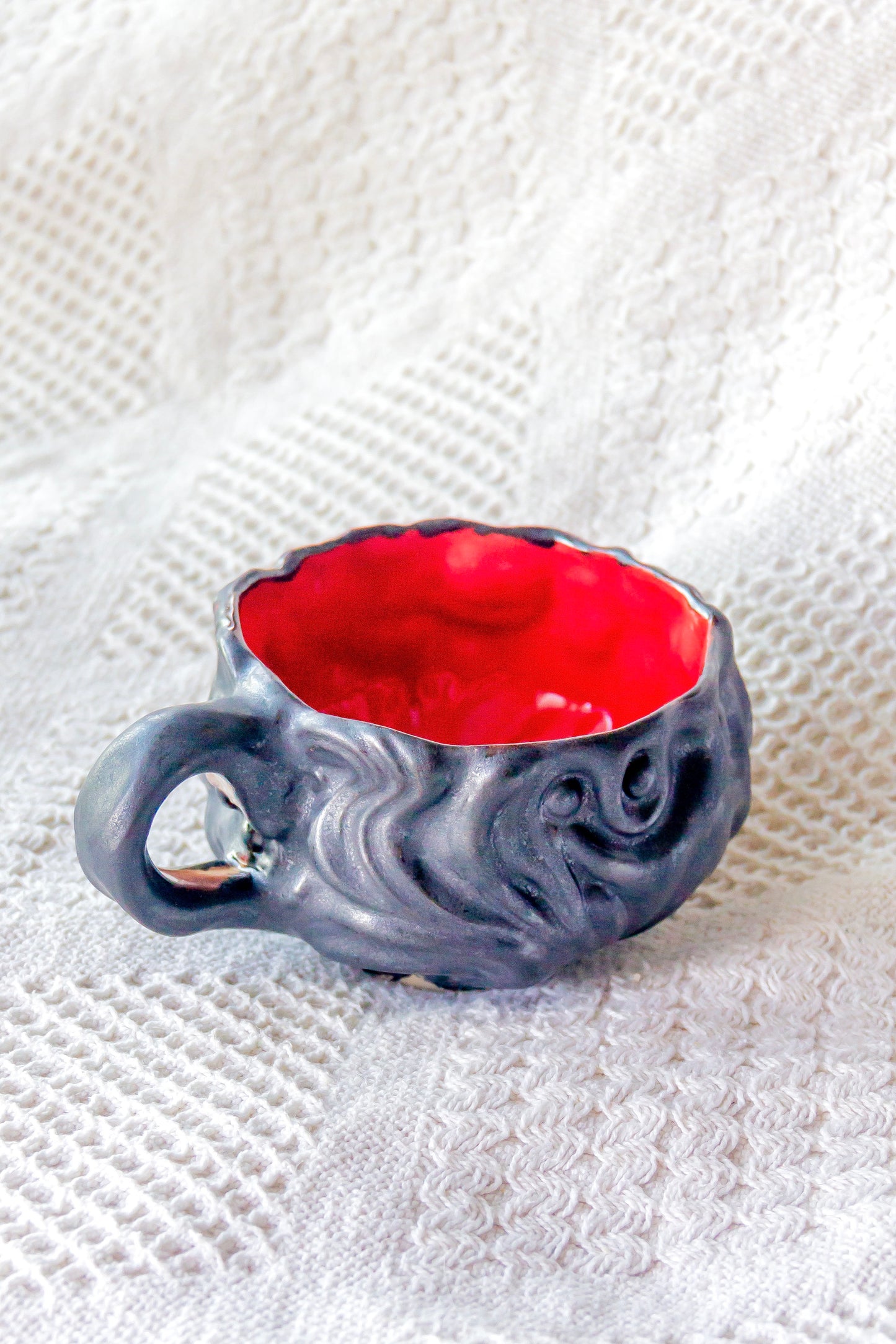 Filiżanka ceramiczna “Kurtina” czarno-czerwona