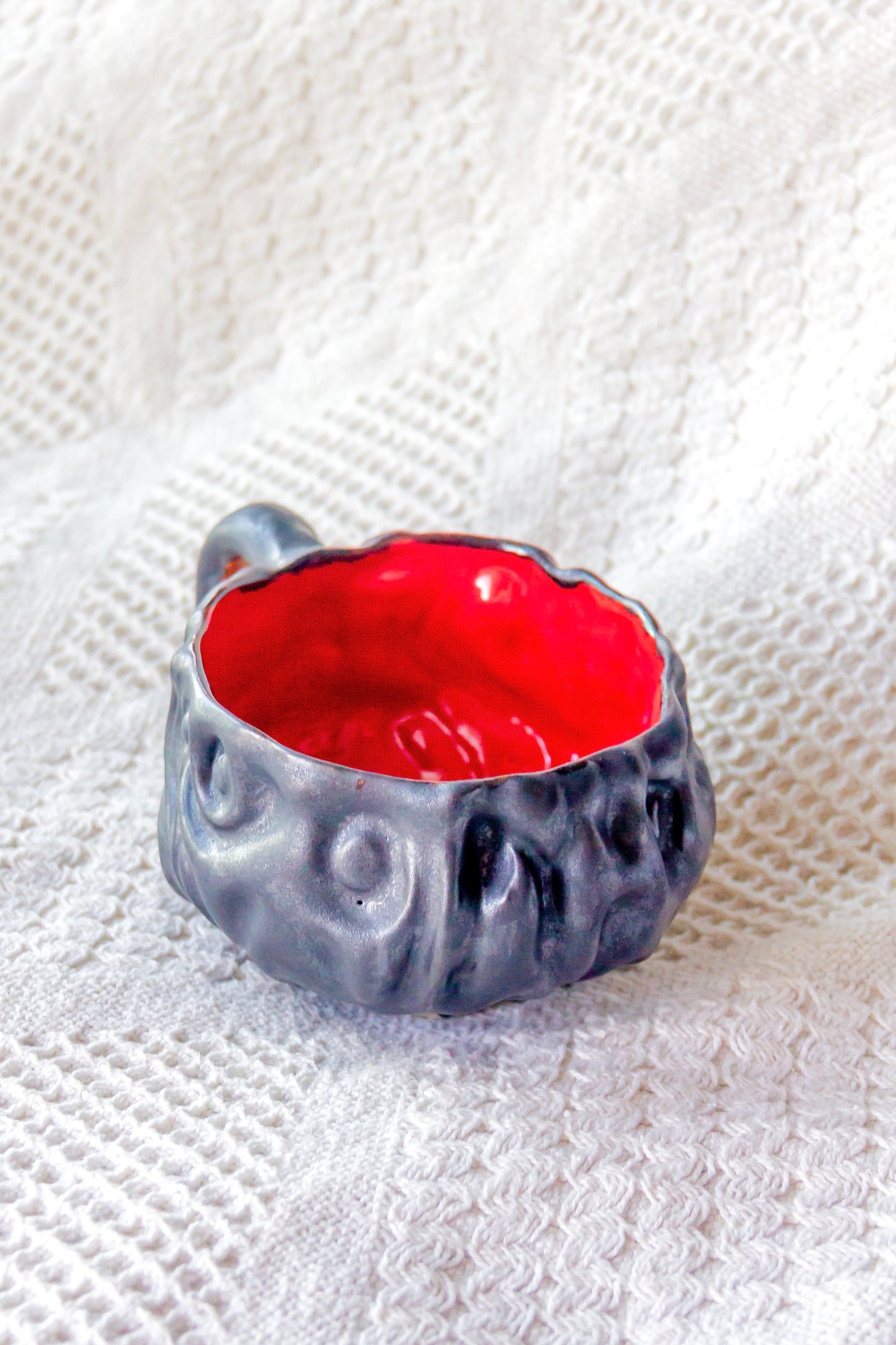 Filiżanka ceramiczna “Kurtina” czarno-czerwona