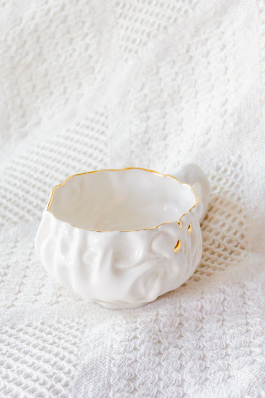 Filiżanka porcelanowa “Kurtina” biała ze złoceniem