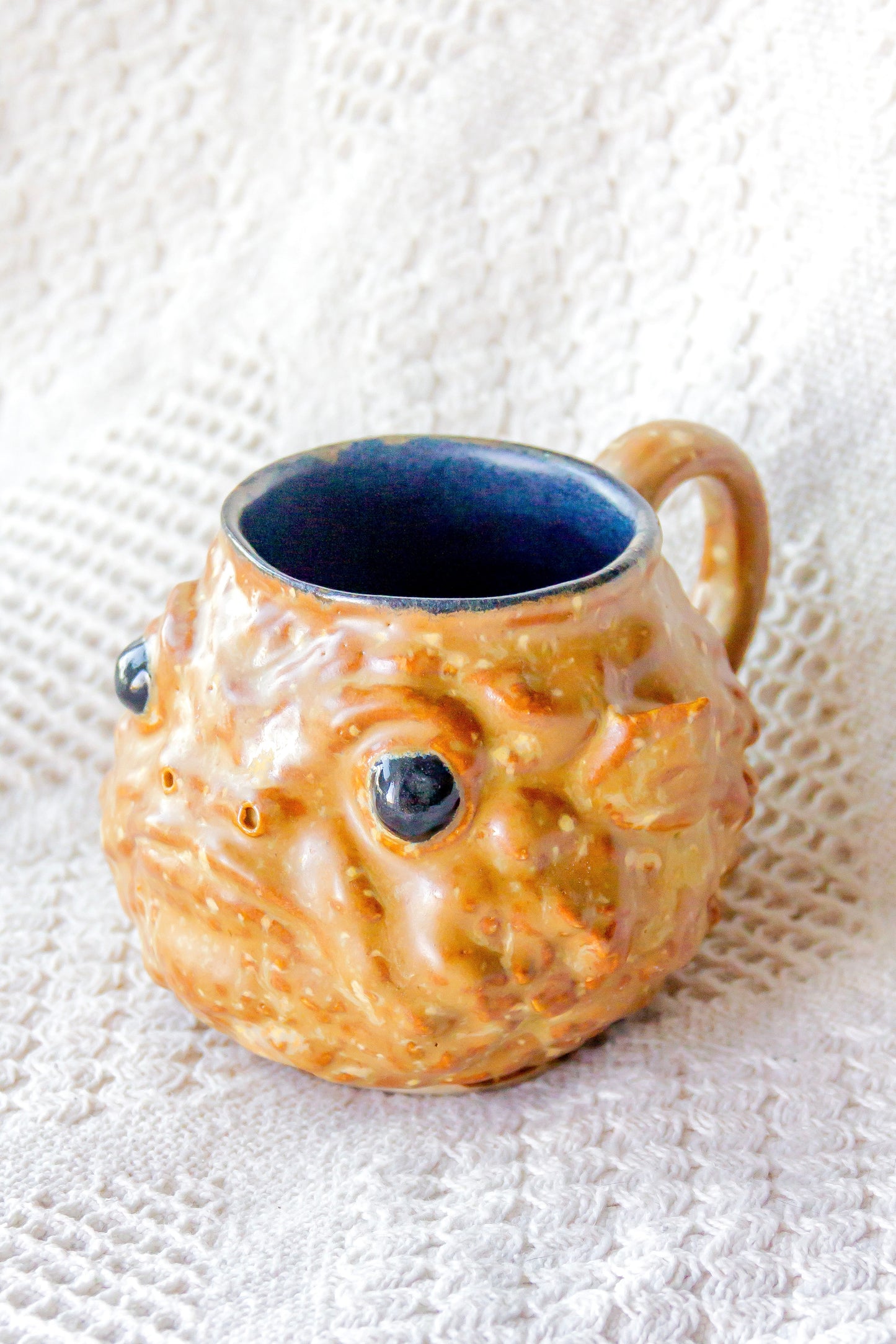 Kubek ceramiczny «Takifugu» brązowo-czarny