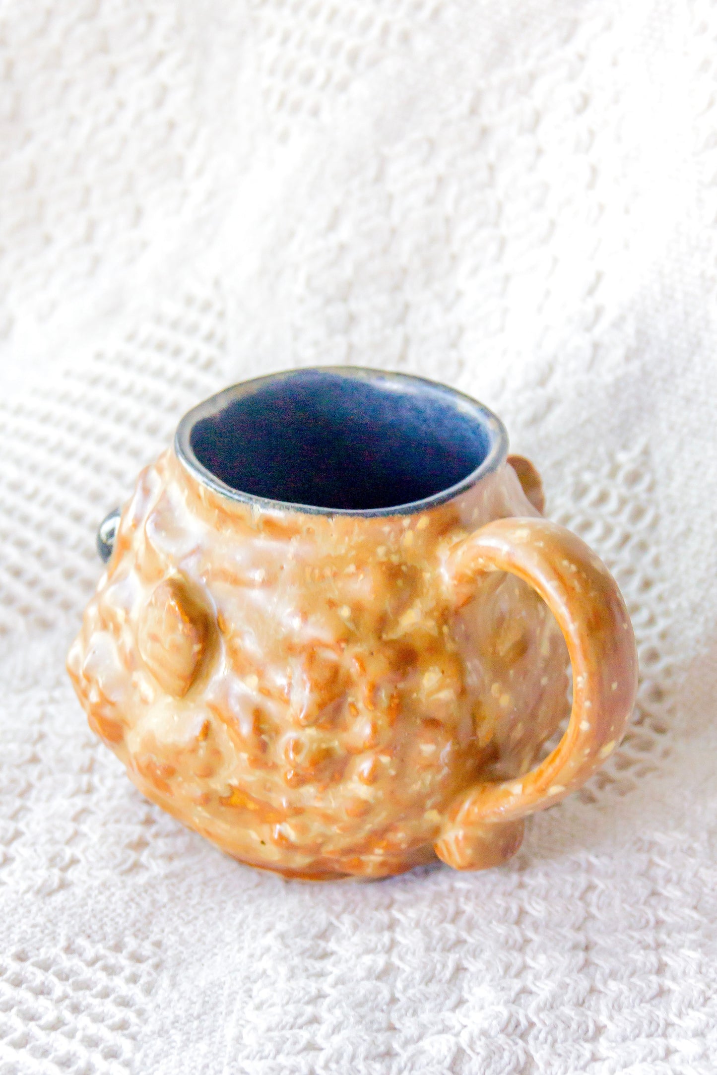 Kubek ceramiczny «Takifugu» brązowo-czarny