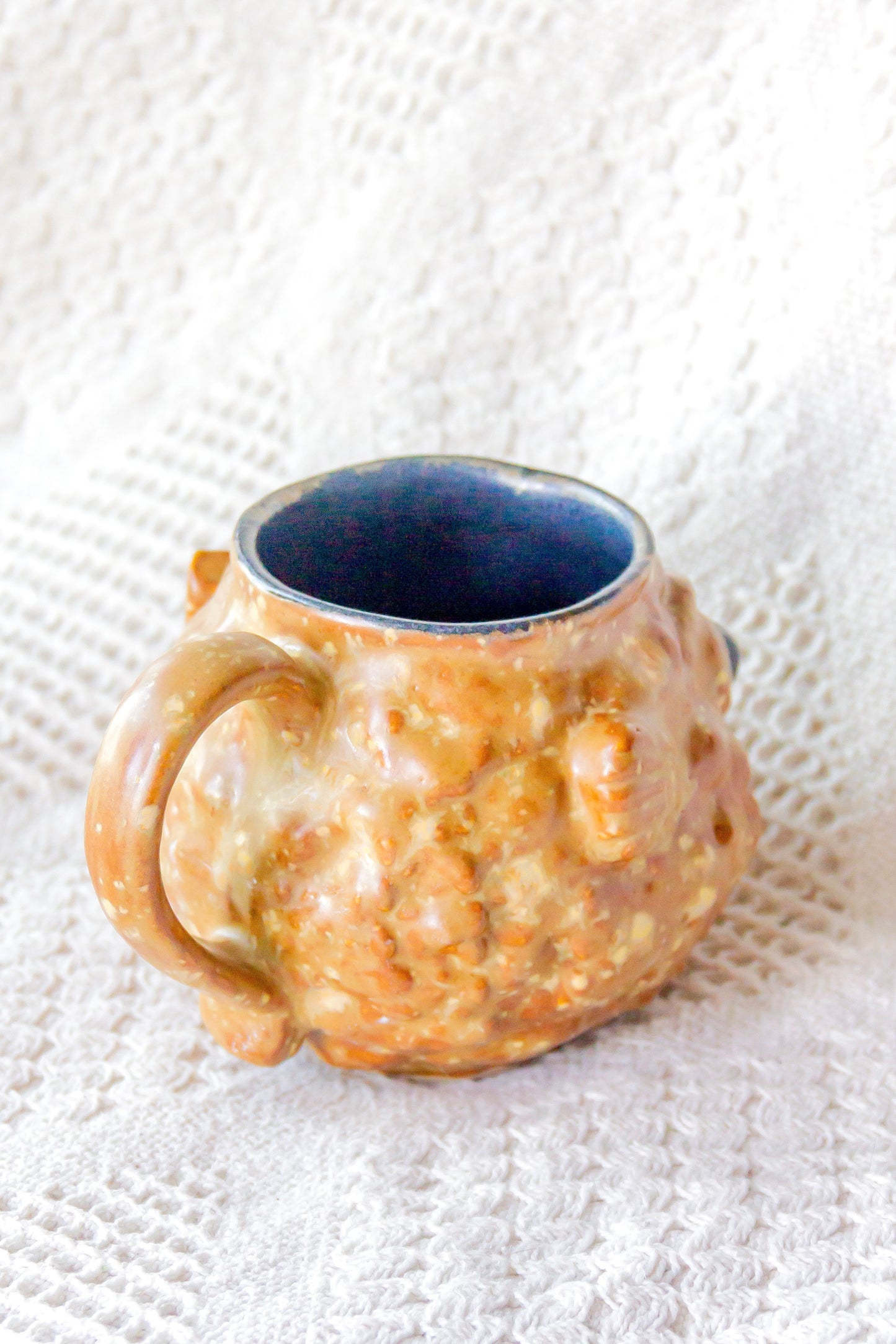 Kubek ceramiczny «Takifugu» brązowo-czarny