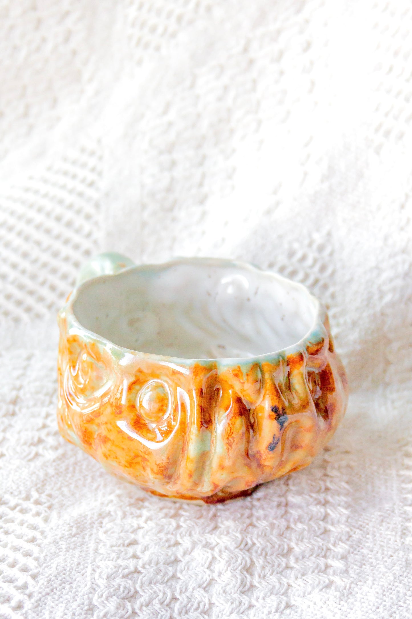 Filiżanka ceramiczna “Kurtina” biało-brązowa