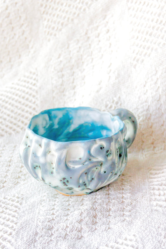 Filiżanka ceramiczna “Kurtina” biało-niebieska