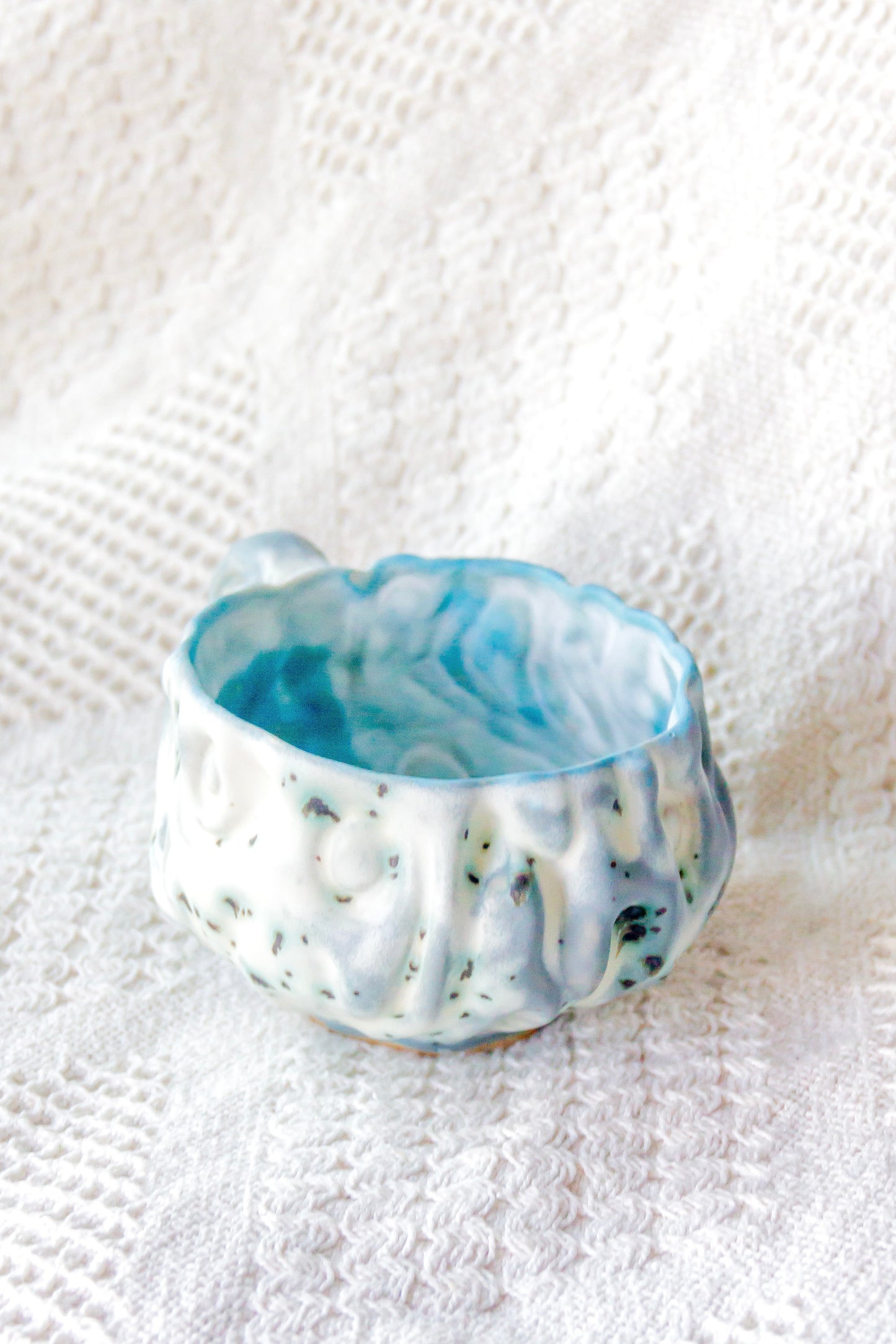 Filiżanka ceramiczna “Kurtina” biało-niebieska