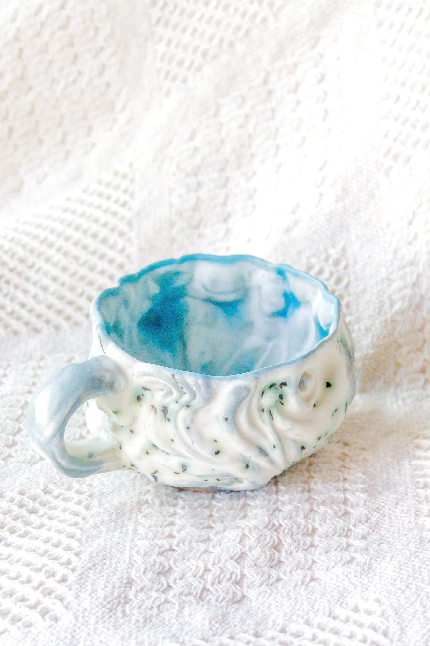 Filiżanka ceramiczna “Kurtina” biało-niebieska