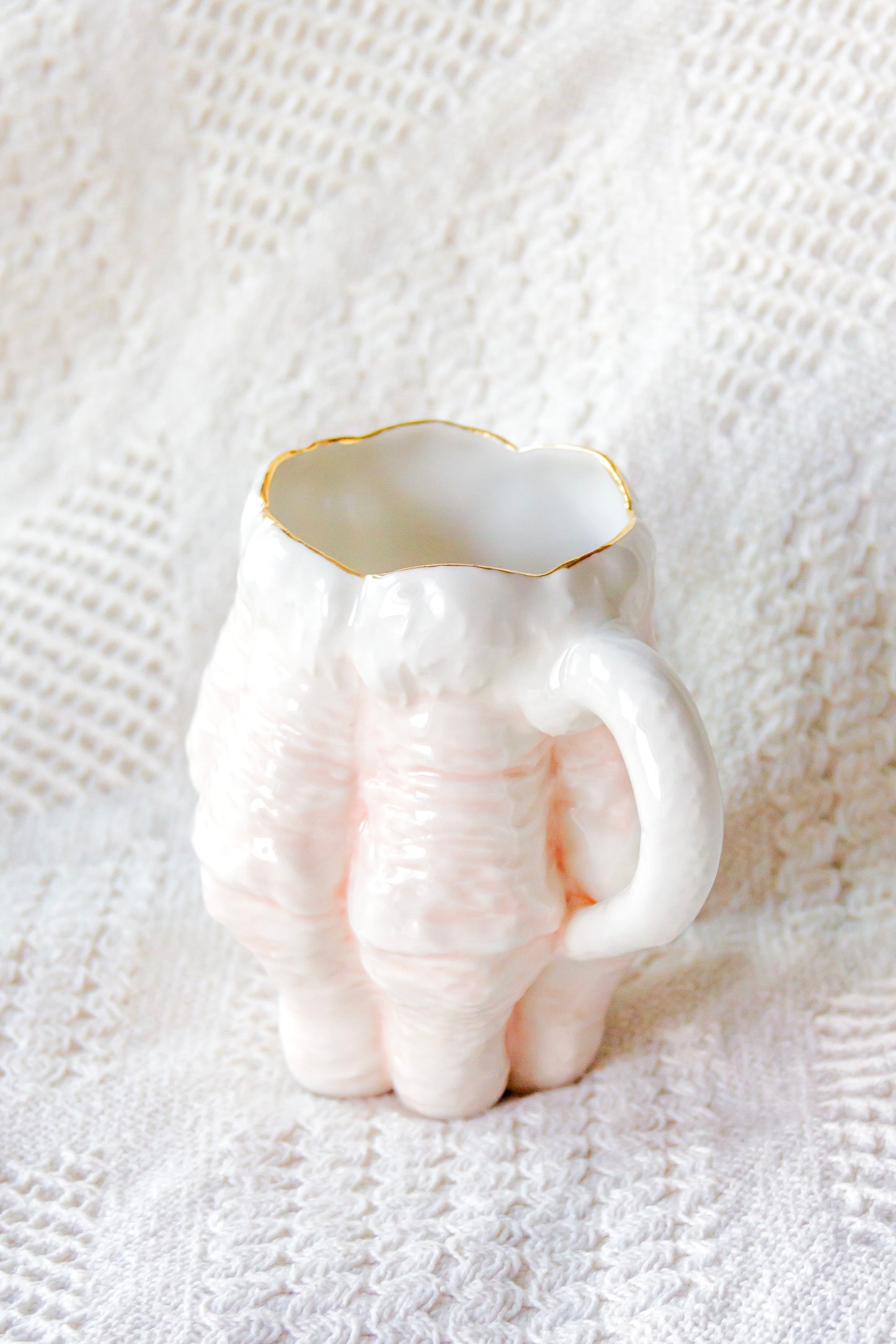 Kubek porcelanowy “Luko” różowo-biały ze złoceniem