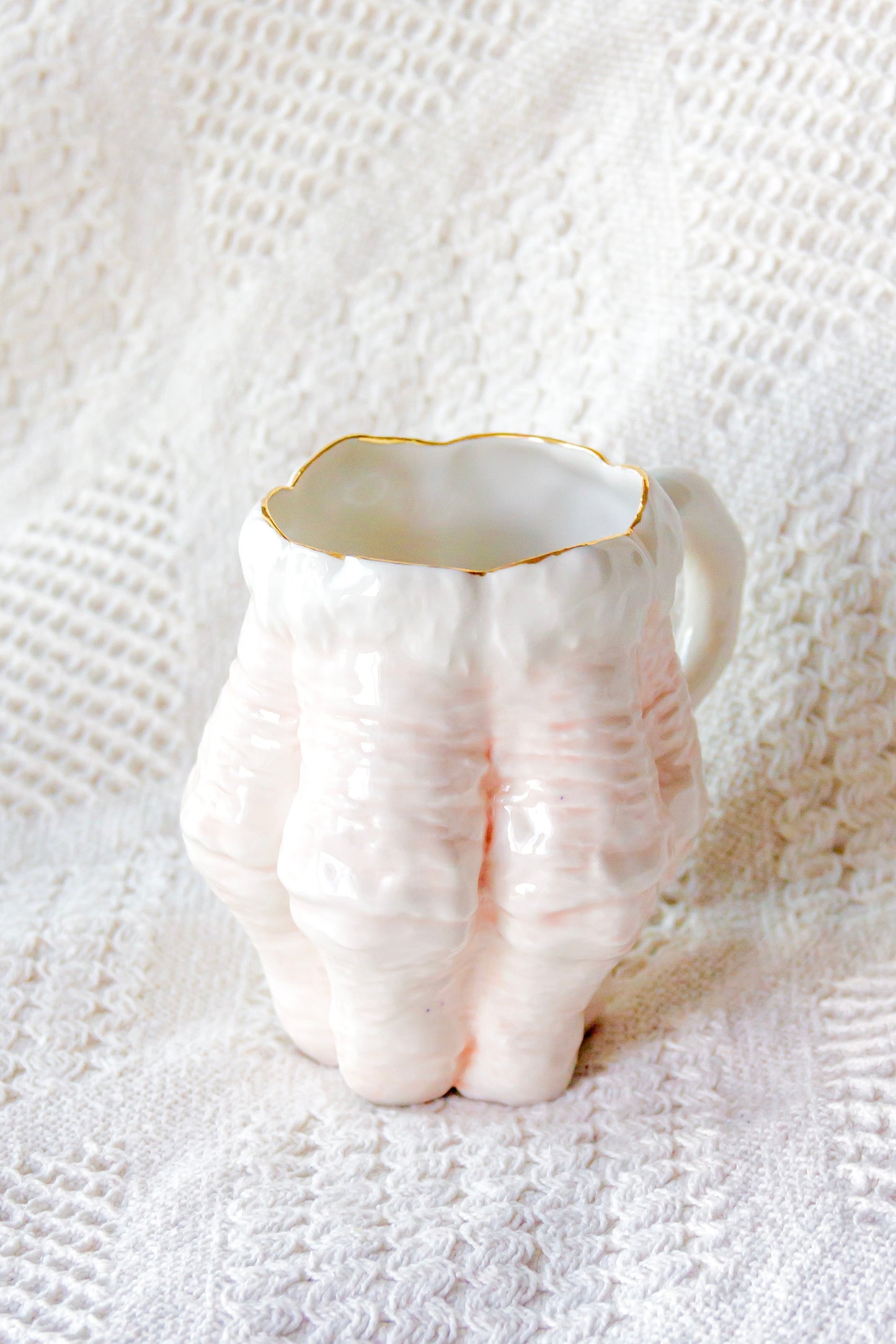 Kubek porcelanowy “Luko” różowo-biały ze złoceniem