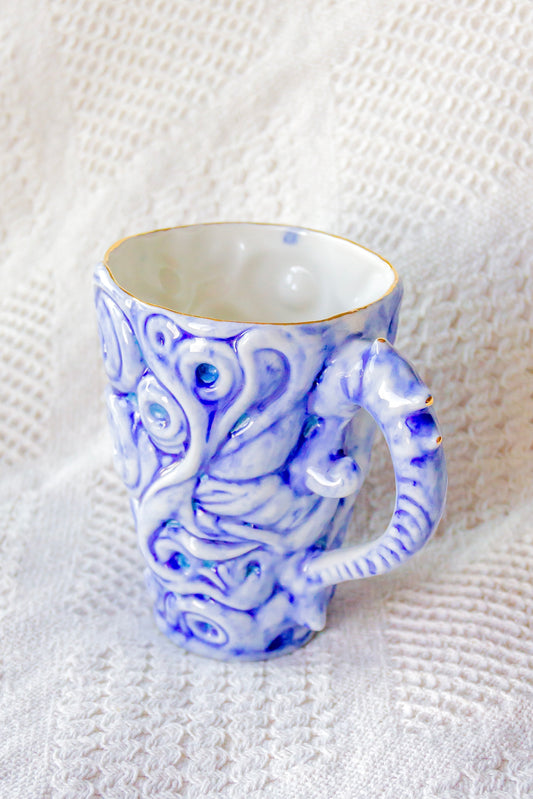 Kubek porcelanowy «Twist» biało-granatowy ze złoceniem