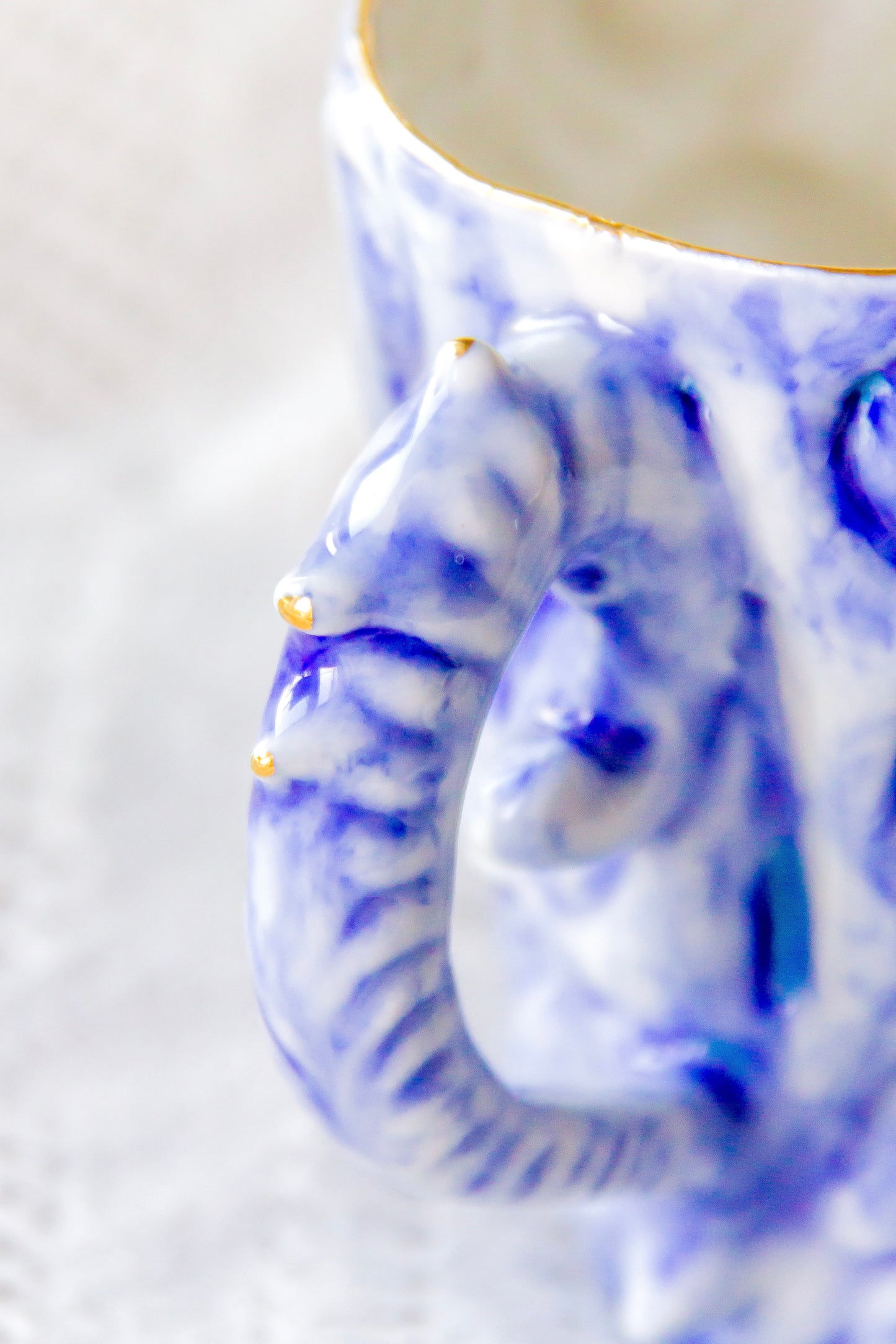 Kubek porcelanowy «Twist» biało-granatowy ze złoceniem