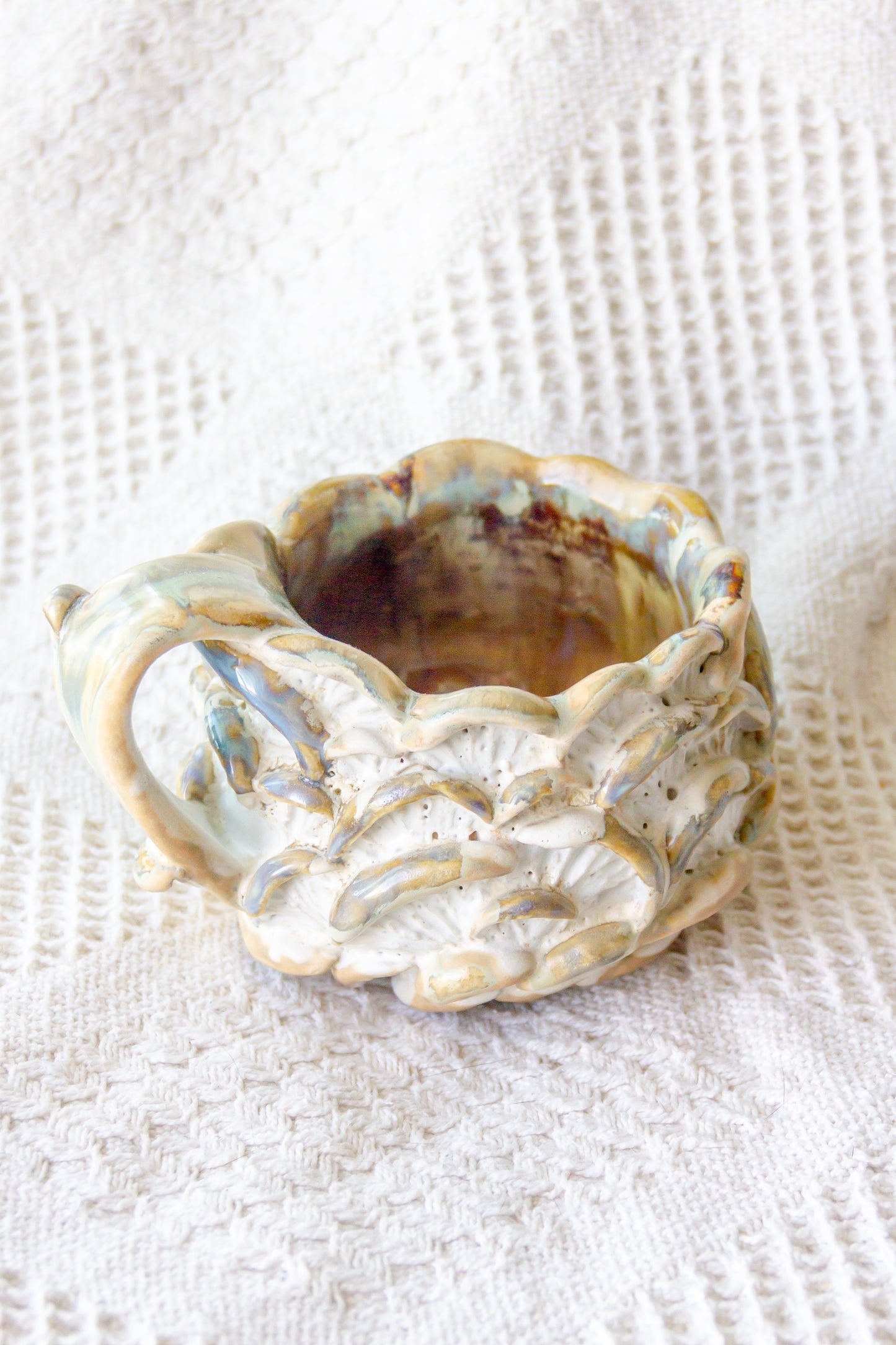 Kubek ceramiczny “Shrooms” biało-beżowy