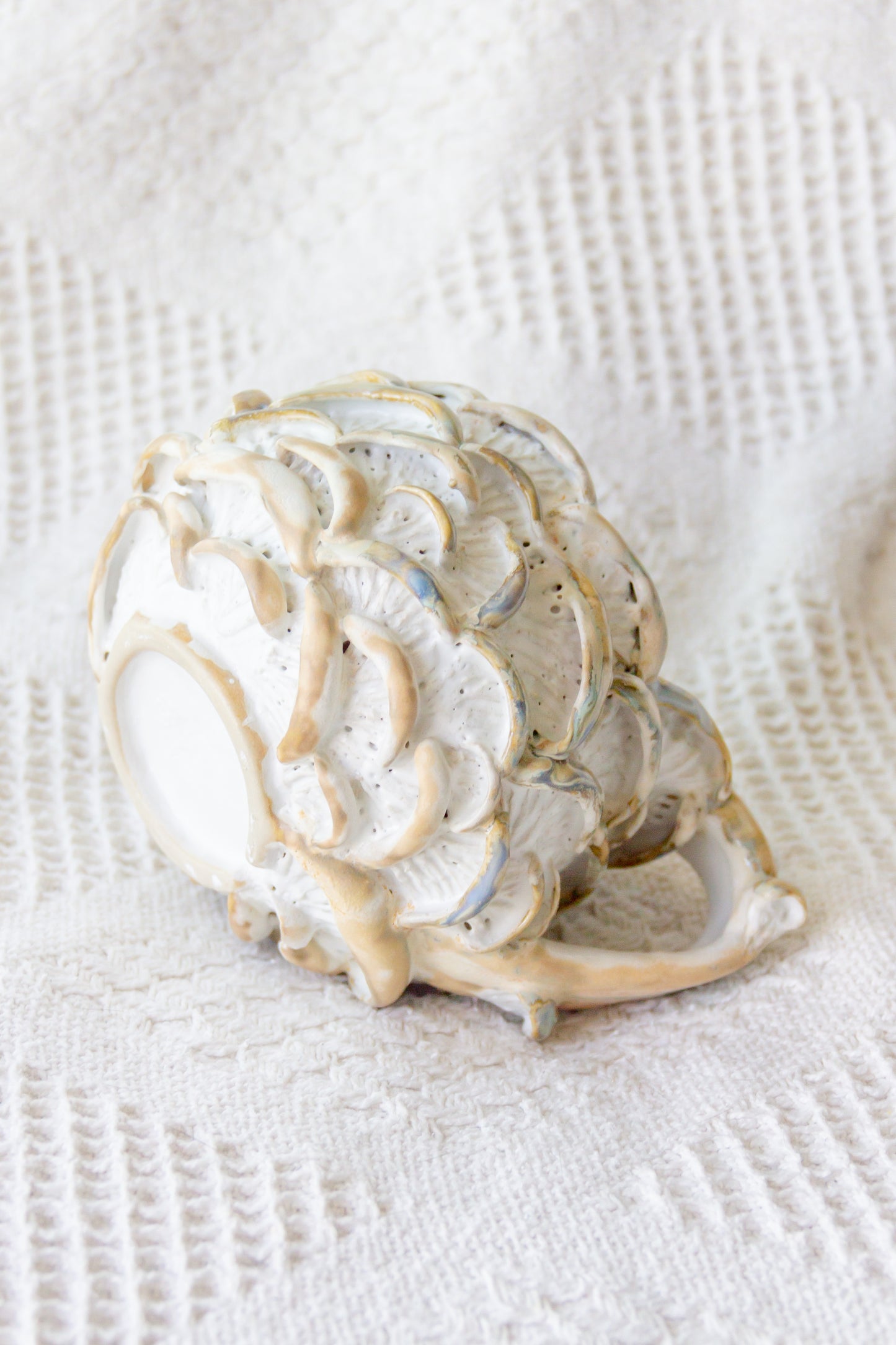 Kubek ceramiczny “Shrooms” biało-beżowy