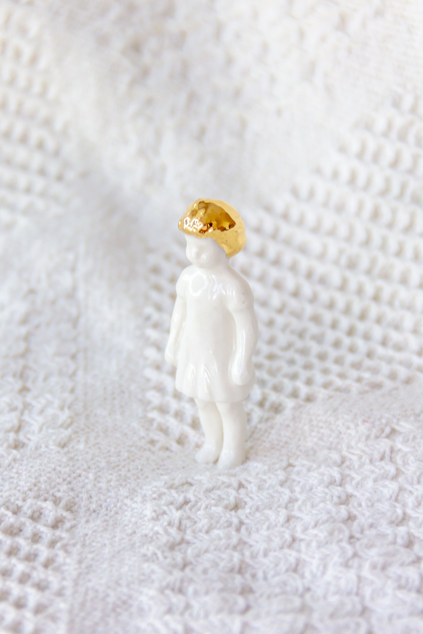 Rzeźba porcelanowa “Frozen Charlotte reborn” ze złoceniem