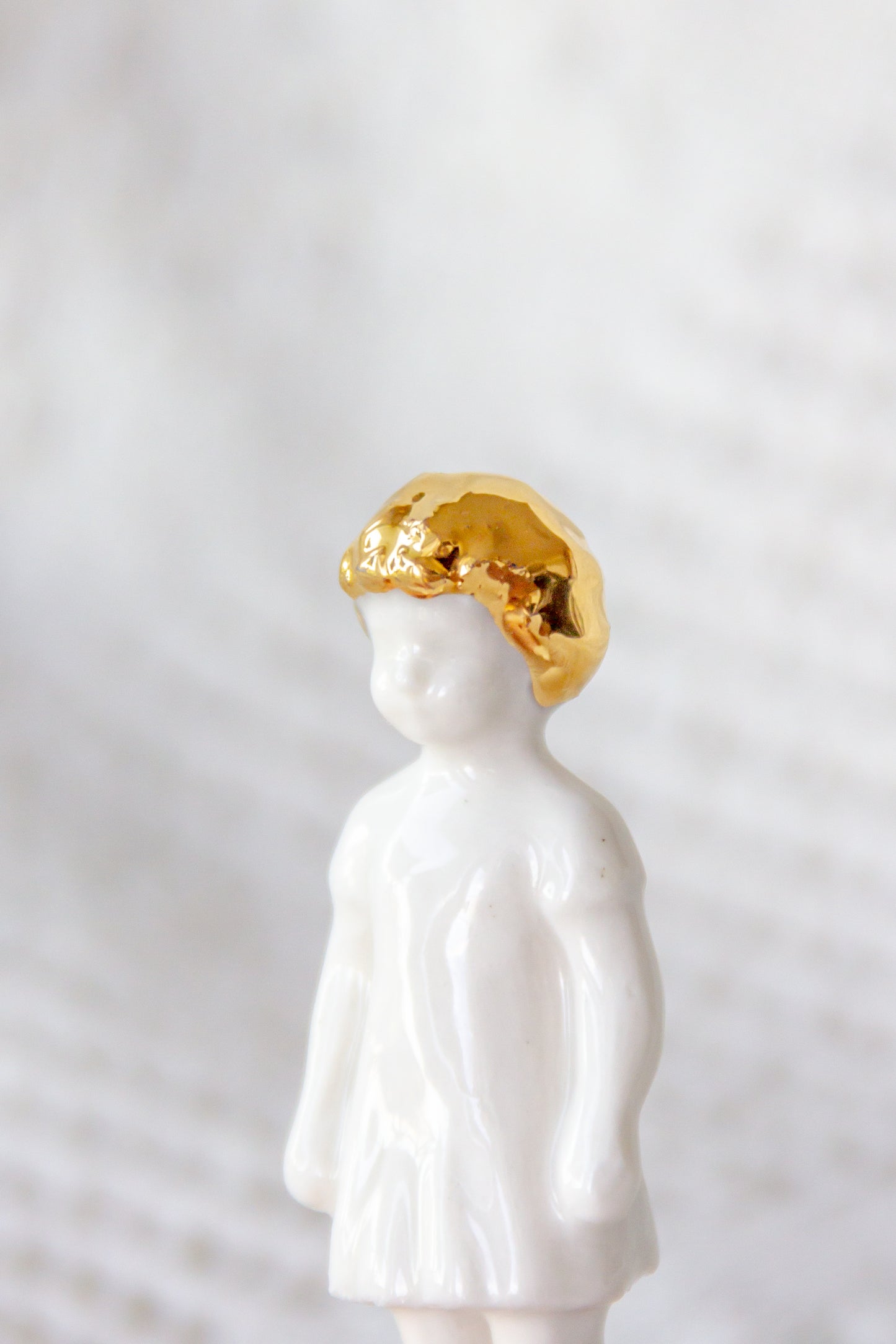 Rzeźba porcelanowa “Frozen Charlotte reborn” ze złoceniem