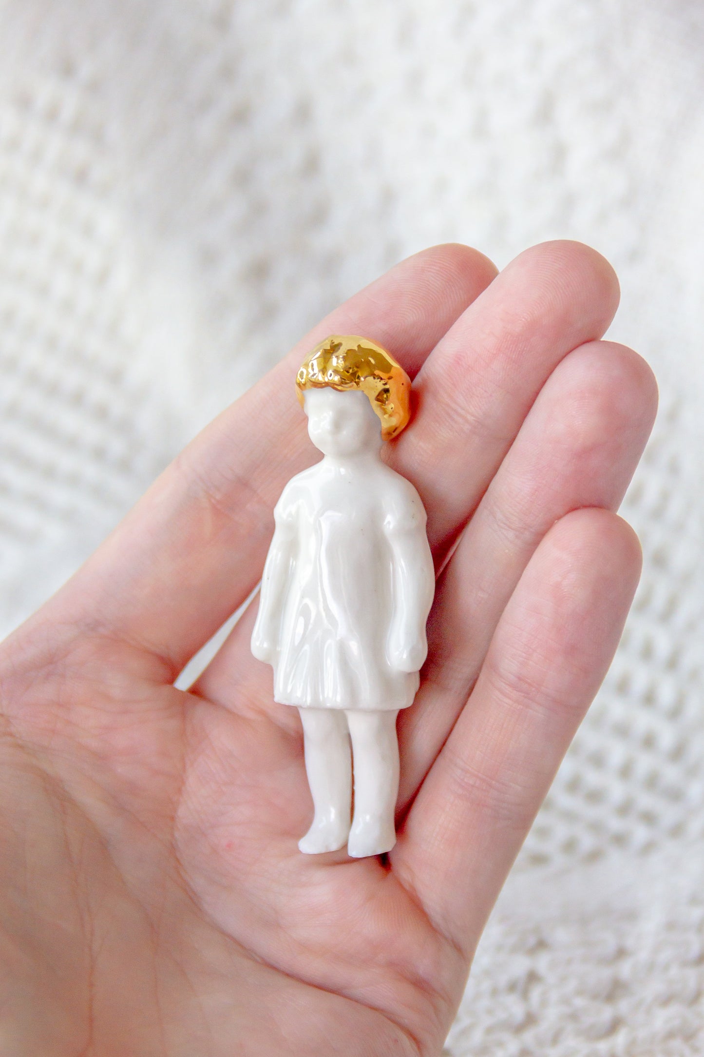 Rzeźba porcelanowa “Frozen Charlotte reborn” ze złoceniem