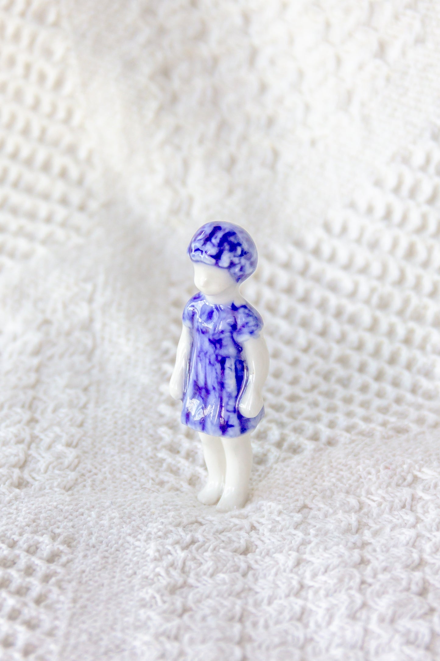 Rzeźba porcelanowa “Frozen Charlotte reborn” biało-granatowa