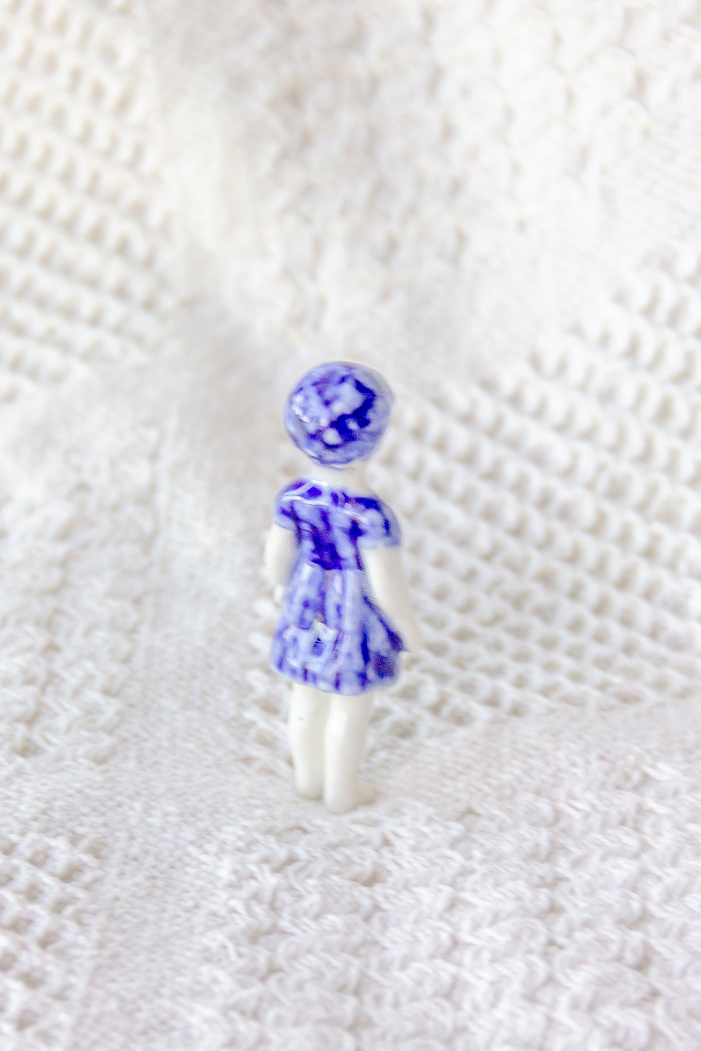 Rzeźba porcelanowa “Frozen Charlotte reborn” biało-granatowa